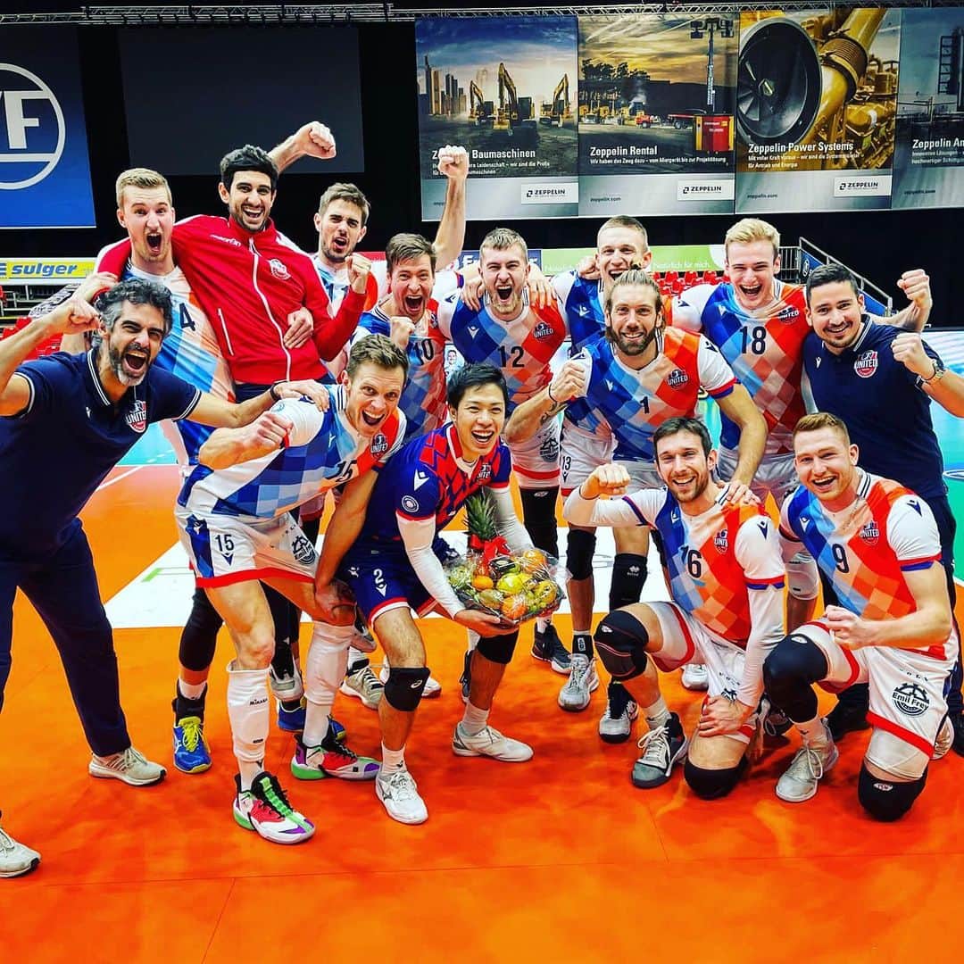 井手智のインスタグラム：「Copa DVV Semi-Final  VS Friedrichshafen 3-2 We won!!!!! 25-23 25-27 25-21 15-25 16-14  We got a ticket to the finals.  And I got the MVP for the third time.  But I think everyone in the team is the MVP today.  It was a wonderful game!!!!!  負けたら終わりのトーナメント準決勝【日本でいう天皇杯に似た大会】を勝つことができ、3回目のMVPを頂きました。このようなドイツでの伝統的な大会の決勝で戦える事を嬉しく、そして誇りに思うと同時にこの経験が大きな自分の財産になっている事を感じています。  シーズン最初は決勝戦で負けてしまいました。今度は優勝を報告できるようにがんばります。  ※大量の果物は明日みんなで食べます🍇🤣🤣  #Copa DVV #Final #Thanks #Danke  スポンサー様 @airtime_teals  @yoshioka_gym  @yoshioka_seikotsuin  @maplesurf  @itk.itokyu  @kitaishoyu  #株式会社ゆかり」