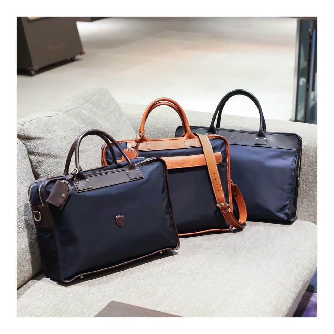 Felisi Japan 〔フェリージ〕さんのインスタグラム写真 - (Felisi Japan 〔フェリージ〕Instagram)「【Business Bag for MEN】 . ビジネスシーンを軽やかに、 きっと貴方の強い味方になってくれる、 フェリージのビジネスバッグ。 . インナーポケットはスマホやタブレット等の 少し大きめな小物を収納可能。 また外側にポケット以外にもスーツケースに セットインできる機能を備えております。 . またショルダーベルト等の カスタマイズパーツもご用意しており、 貴方なスタイルに合わせオリジナリティを出していただけます。 . . ■Left Model No. 1775/DS+A Price : ¥72,600 . ■Center Model No. 1772/1/DS Price : ¥64,900 . ■Right Model No. 1773/DS Price : ¥68,200 . ■Name holder Model No. 1059/A Price : ¥8,800 . ■Shoulder Belt Model No. 1056/A Price : ¥19,800 . . . #felisi #felisiselection #businessbag #basicmodel #newbasic #nylonbag #madeinitaly #mensbag #briefcase #フェリージ #フェリージセレクション #ビジネスバッグ #ナイロンバッグ #ブリーフケース #イタリア製 #定番モデル #仕事バッグ #仕事鞄 #バッグ #かばん #鞄」12月11日 8時19分 - felisi_japan