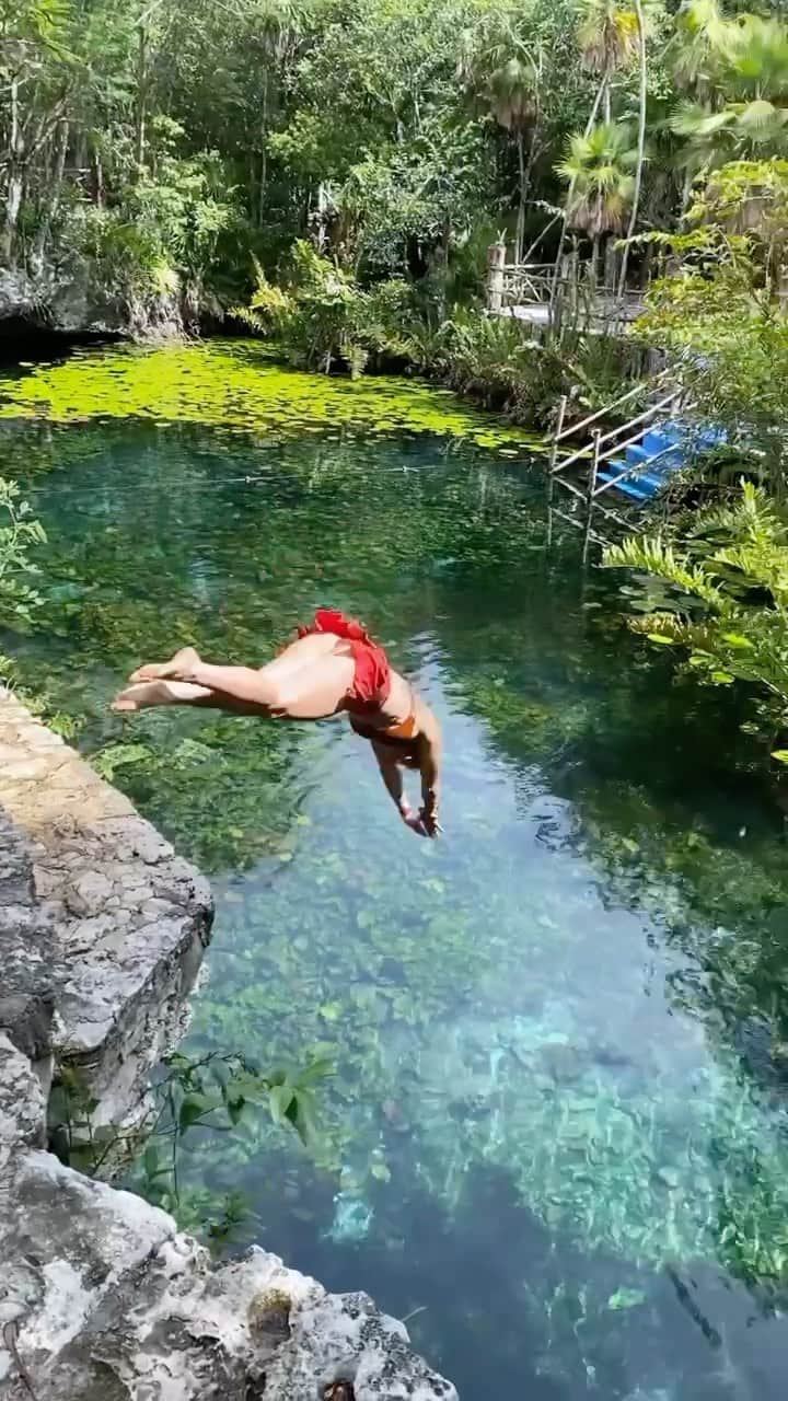 Lauren Drain Kaganのインスタグラム：「When he says “dive in” but means “jump in” & you take him literally🤦🏼‍♀️ That kinda sucked a little🤬」