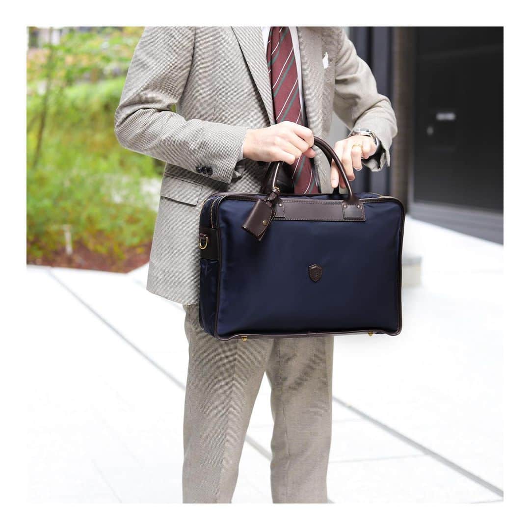 Felisi Japan 〔フェリージ〕さんのインスタグラム写真 - (Felisi Japan 〔フェリージ〕Instagram)「【Business Bag for MEN】 . ビジネスシーンを軽やかに、 きっと貴方の強い味方になってくれる、 フェリージのビジネスバッグ。   インナーポケットはスマホやタブレット等の 少し大きめな小物を収納可能。 また外側にポケット以外にもスーツケースに セットインできる機能を備えております。 . またショルダーベルト等のカスタマイズパーツも ご用意しており、貴方なスタイルに合わせ オリジナリティを出していただけます。 . . ■Business Bag Model No. 1775/DS+A Price : ¥72,600 . ■Name holder Model No. 1059/A Price : ¥8,800 . . . #felisi #felisiselection #businessbag #basicmodel #newbasic #nylonbag #madeinitaly #mensbag #briefcase #フェリージ #フェリージセレクション #ビジネスバッグ #ナイロンバッグ #ブリーフケース #イタリア製 #定番モデル #仕事バッグ #仕事鞄 #バッグ #かばん #鞄」12月11日 8時20分 - felisi_japan