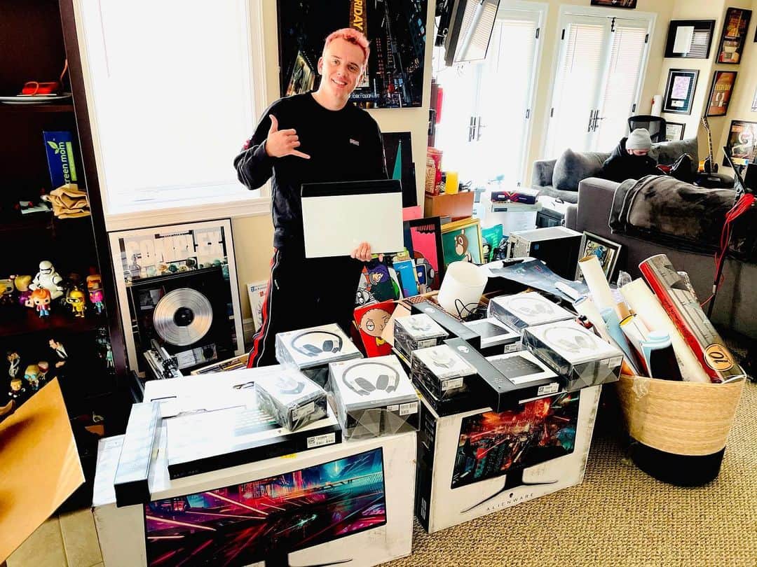 ロジックのインスタグラム：「Shout out to @Alienware and Ray for hooking me up with a whole bunch of gear and a new RTX 3090, Tag a friend for a chance to win a keyboard mouse and gaming headset combo! #AWGiftOfGiving」