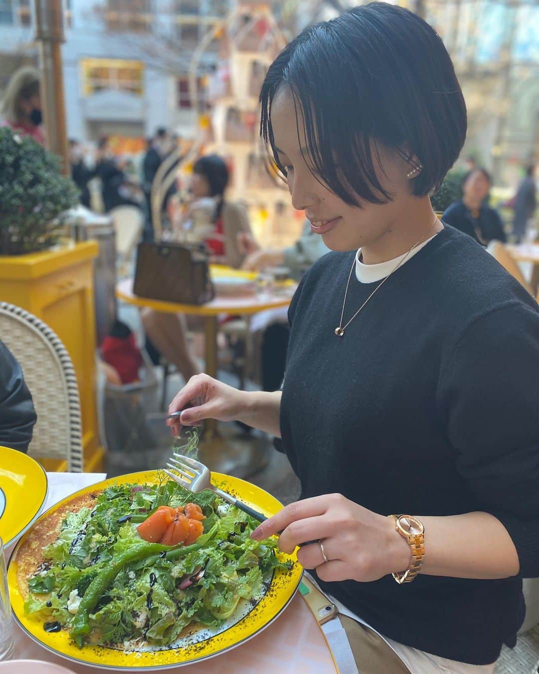 のインスタグラム：「: #cafe . . FENDI cafe ☕️ 行けたーーー🥺🥺🥺  あーーー かわいかったなーーー(´﹃｀)💖 年内で終わっちゃうし 最近🤕で おでかけしてなかったから うきうきでした୧⃛(๑⃙⃘•ω•๑⃙⃘)୨⃛  今年は出かけることが そもそも激減したけど😢 そんな中でも 繋がっていられる 友人たちに感謝だなー🥺  ふみちゃん @osho.ff  はるにゃん @harunya0129  ありがとう💖  tops @uniqlo_ginza #カシミヤクルーネックセーター #ヒートテックコットンクルーネックt  earring @alum_luxe  watch @danielwellington #iconiclinkunitone  RoseGold necklace #elannecklace  RoseGold . . 🎄Daniel Wellingtonクリスマスキャンペーン🎄 公式サイトや直営店舗で 二点以上購入すると なんと25％OFF∑(๑ºдº๑)!! 全品対象👏👏👏👏 特別ギフトラッピングも無料提供❗  さらに 15％OFFクーポンコード発行して貰えました(ﾉ*°▽°)ﾉ 【lily25】☜ぜひ使って お得にお買い物してくださいっ(✌･᷅ὢ･᷄ )✌ . . . #danielwellington #ダニエルウェリントン #DWクリスマス #自分へのご褒美 #自分へのプレゼント #クリスマスギフト #大切な人への贈り物 #大切な人へ #xmaspresent #fendicafe #フェンディカフェ #フェンディカフェバイアニヴェルセル #fendicafebyanniversaire #ユニクロニット部 #ユニクロニット族  #uniqloginza2020FW #ニットコーデ uniqlo #uniqloginza #uniqloコーデ #uniqlo新作 #ユニクロ #locari #ロカリ #uniqlou」