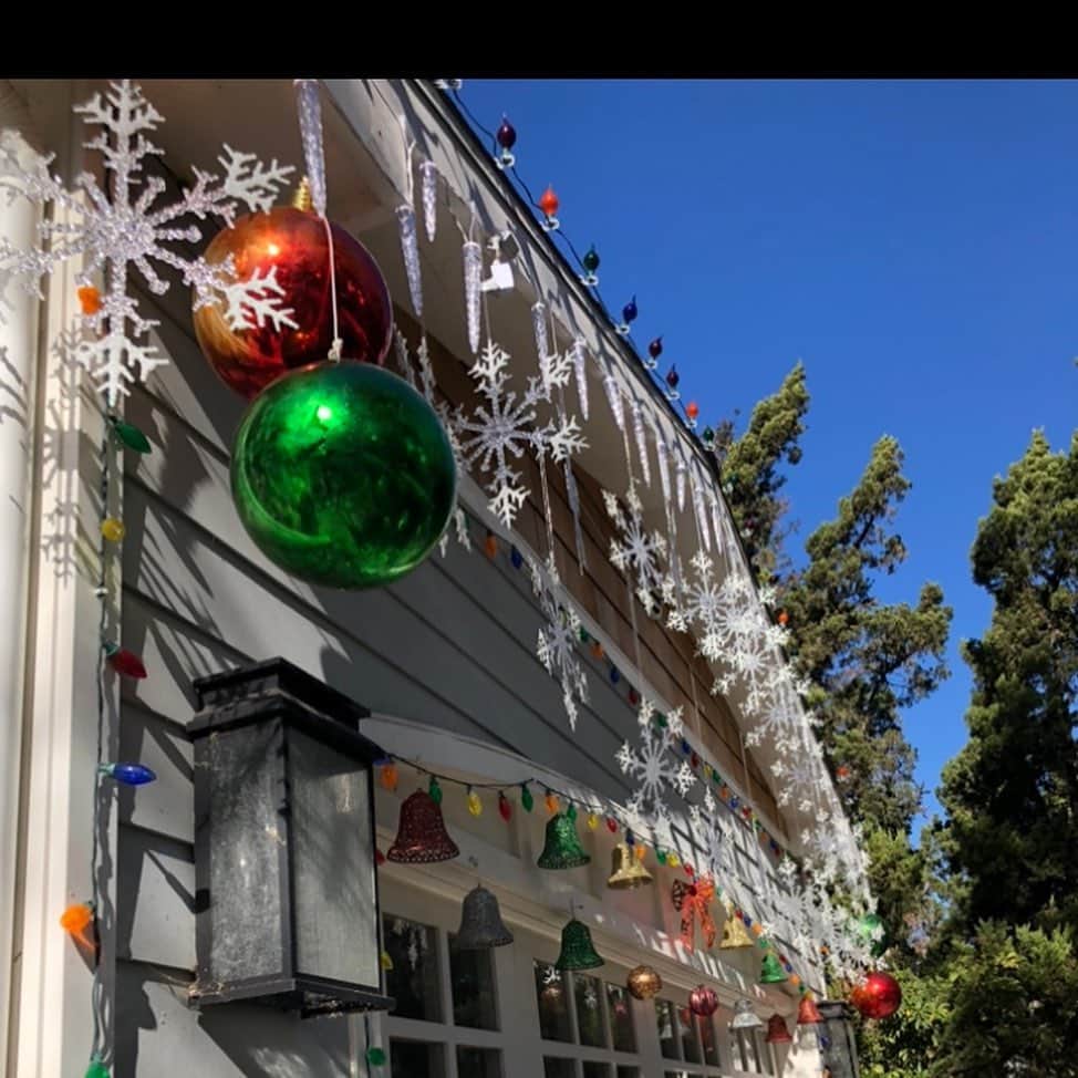 T・J・サインのインスタグラム：「Snow flakes applied, front doors adorned, advent calendars filled,cupcakes eaten, masks secured, needles swept, Grinch temperatures checked, and ornaments affixed. I think Christmas is a comin 🎄🎁 ☺️」