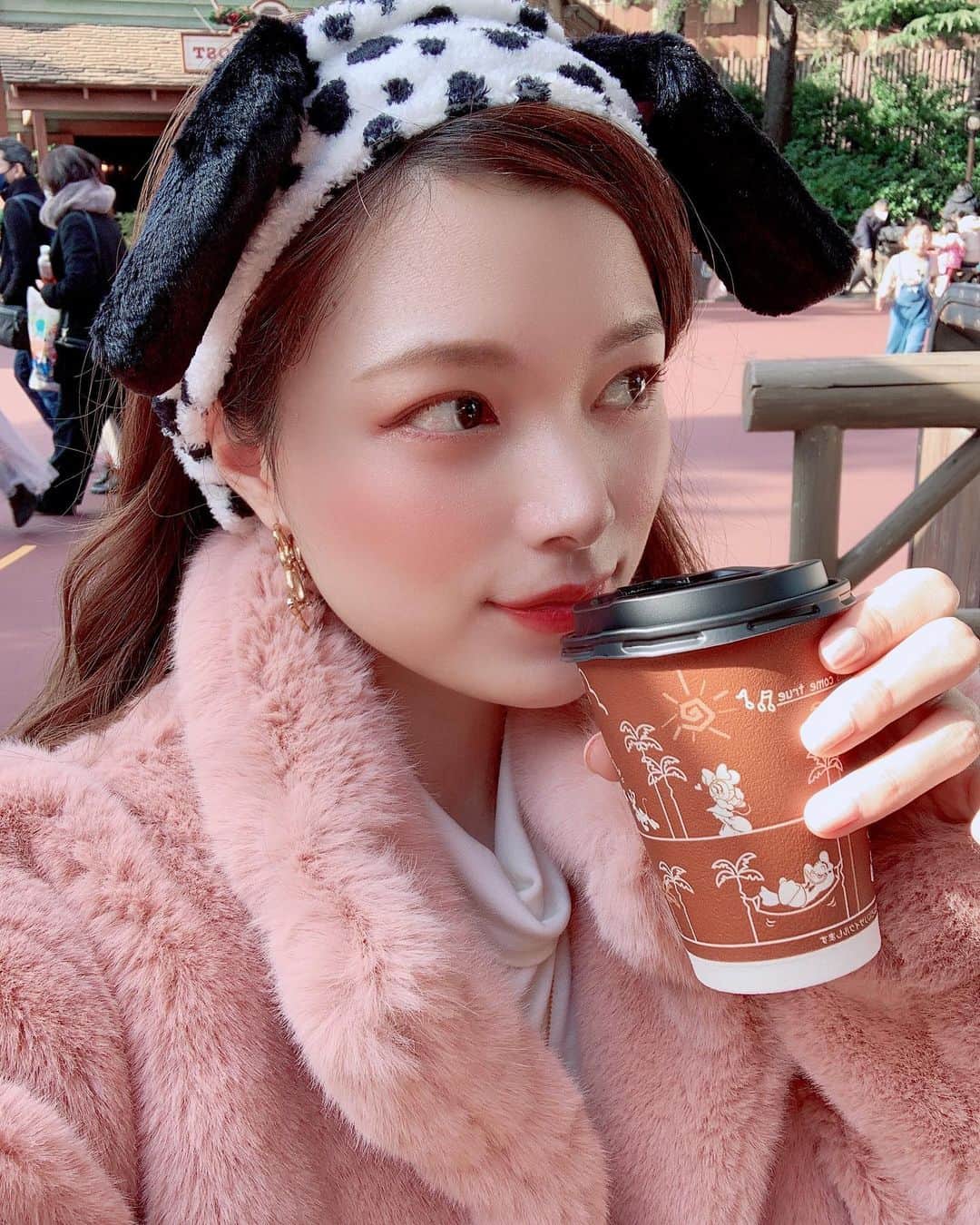 Laraのインスタグラム：「🍫 . 珍しく写真いっぱい撮ったから まだまだディズニー投稿するよ〜🤙🏻💕🩰 . 冬ぽいカチューシャとかに しようと思ってたけど 気付けばイヌの買ってた🐩🤍🖤 .」
