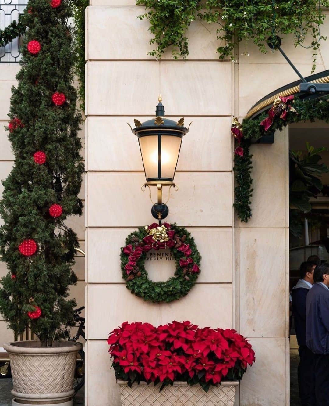 The Peninsula Hotelsさんのインスタグラム写真 - (The Peninsula HotelsInstagram)「Enjoy a touch of Festive cheer each and every time you walk through @thepeninsulabh’s doors. #pentreestories⁣ ⁣ ⁣ ⁣ ⁣ #peninsulahotels #luxuryhotelexperience #luxuryexperience #fivestarservice #fivestarhotel #beverlyhills #staycation #peninsulabeverlyhills #thepeninsulabeverlyhills #holidaydecor」12月11日 8時34分 - peninsulahotels