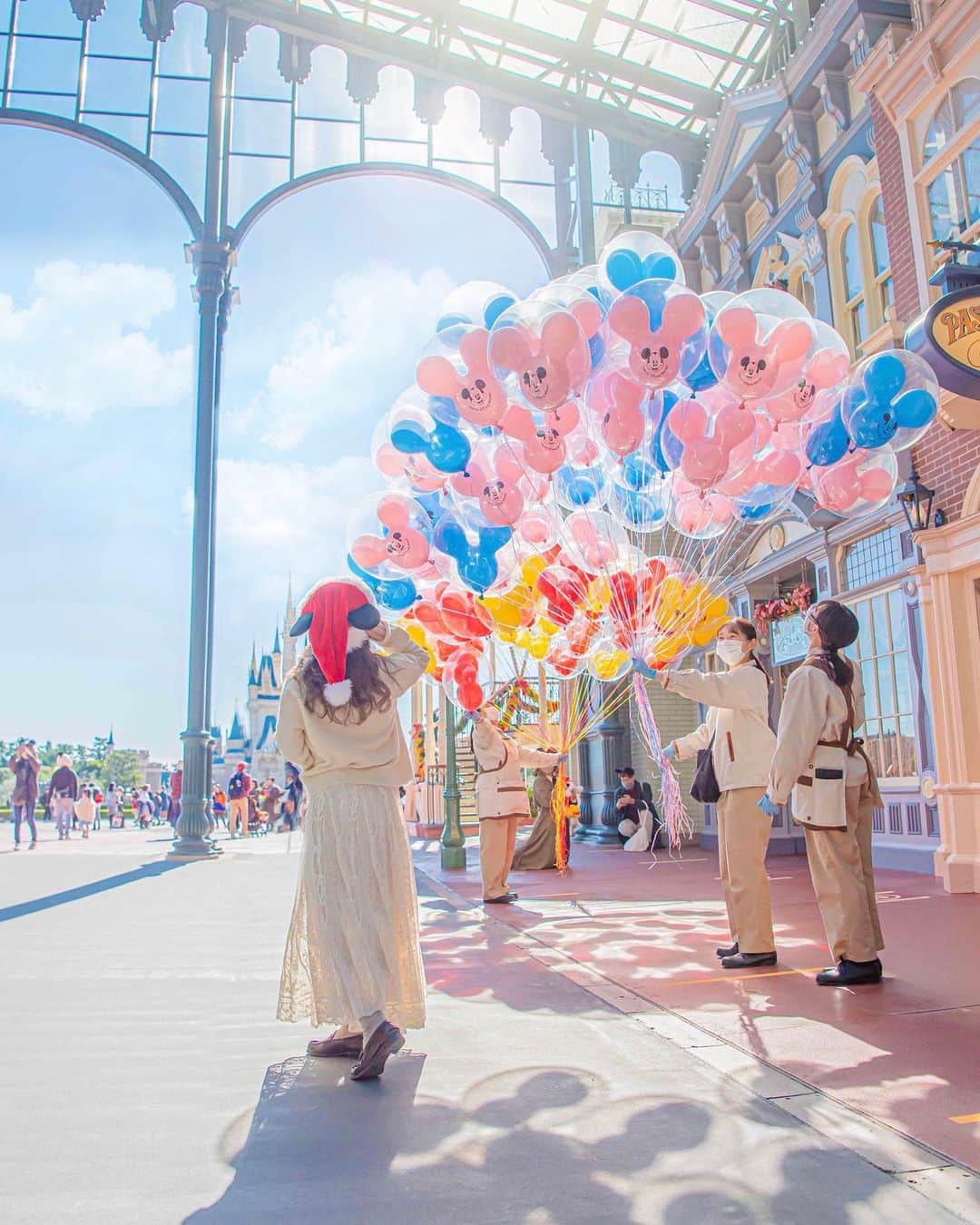 Kahoさんのインスタグラム写真 Kahoinstagram 昨日は壁紙プレゼント たくさんの反応をありがとうございました クリスマスがある週あたりにでも 第三弾ができればいいなあと考えてるので おたのしみに 写真はカラフルな風船が太陽の光で すごく