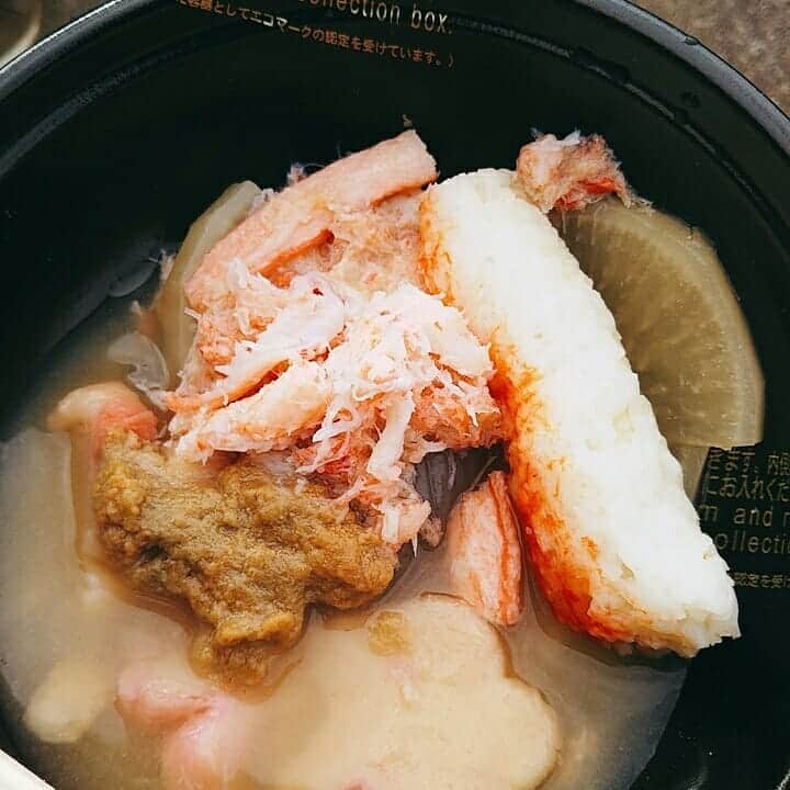 宮崎文子のインスタグラム：「🍀work&food🍀  #とあるひのロケの思い出   寒い朝はあったかい汁ものが 欲しくなります。  この日は横浜の赤レンガ倉庫で開催してた鍋グランプリ！  カニですよ。カニ。ぷりぷりな蟹の身とお味噌とお出汁で心と体が温まりました。  持ってるのはきりたんぽ。 好きなんです、きりたんぽ。 雨だったんですよね、この日。  今年はみんなでお鍋をつつく、なんてできないけれど、 来年は楽しめるように！ ふるさと納税たのもうっと！  #カニ #カニ鍋 #富山 #秋田 #きりたんぽ #地方のおいしいもの #地方創生 #ふるさと納税 #ぜいたくな #朝ごはん」