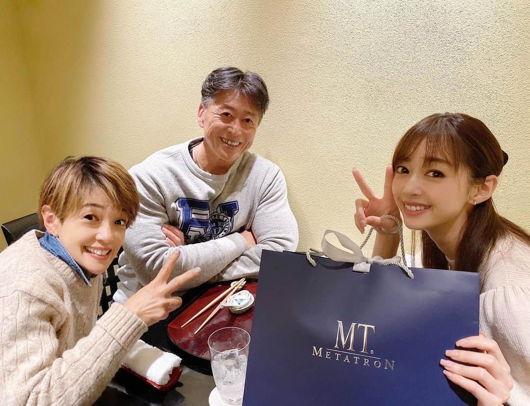 のインスタグラム：「. . . . おはよう🎂 . 昨日はお父さんとお母さんに お祝いしてもらいました🥂 . 私が生まれた頃から変わらずに お祝いし合う温かい家族です✨ . お姉ちゃんは海外に住んでいるから 簡単には会えないけども必ず連絡をくれるし、 家族の絆はとっても強い！🥰 . 私のお仕事もみんな応援してくれているから 今の自分が存在出来ていると思うし とにかく感謝の気持ちでいっぱい✨ . 良い時間でした🎁✨ . . . #familytime #family #familyphoto #familyday #metatron #mtメタトロン #mtメタトロンプレミアムコフレ2020 #mybirthday」