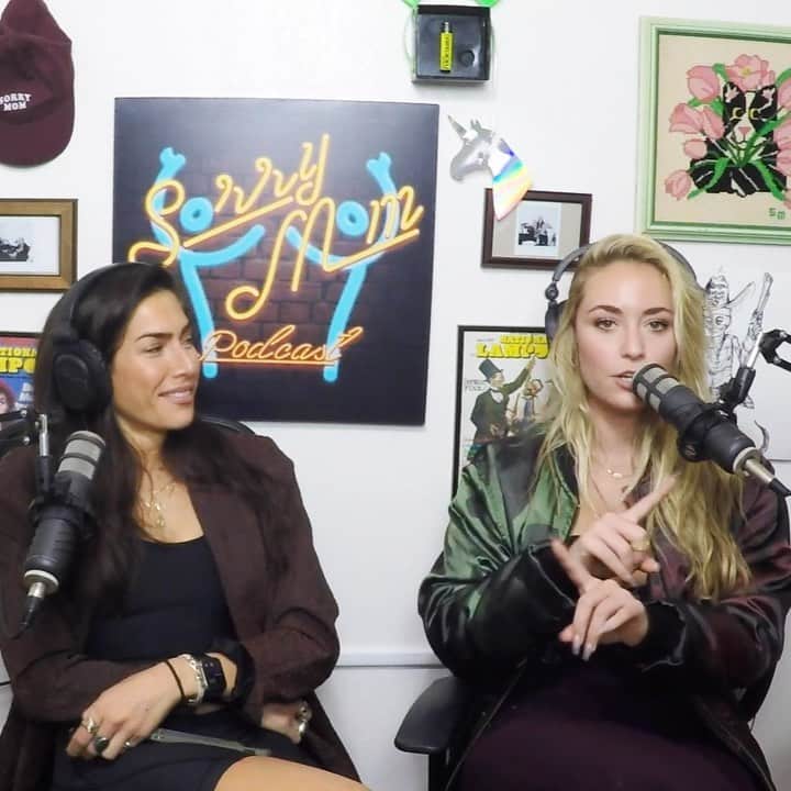 Sydney A Malerのインスタグラム：「Heads up NO ONE WANTS THIS GIFT. 😂 Lady’s back me up on this 😂😂😂 . New SorryMomPodcast Up now. Link in bio 😘🤘🏽」