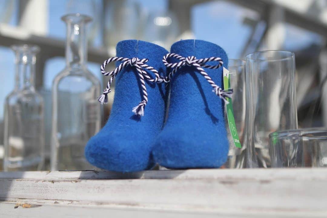 Lahtiset（ラハティセット）のインスタグラム：「ラハティセット・baby boots@ドロフィーズ これからの季節赤ちゃんの足も寒いのです。 出産のお祝いなどに如何ですか。  http://www.lahtisetjp.net/   #北欧 #lahtiset #フェルト #ルームシューズ　#北欧雑貨 #フィンランド #ヤムサ #ファッション #Aki #jonas #ハンドメイド  #天然ウール #温もり #お家生活 #田舎暮らし ＃楽園 #北欧ライフスタイル #秋 #森 #旅行 #グランピング #リゾート #100年 ＃匠の技 #お洒落な人と繋がりたい #ドロフィーズ #出産祝い」