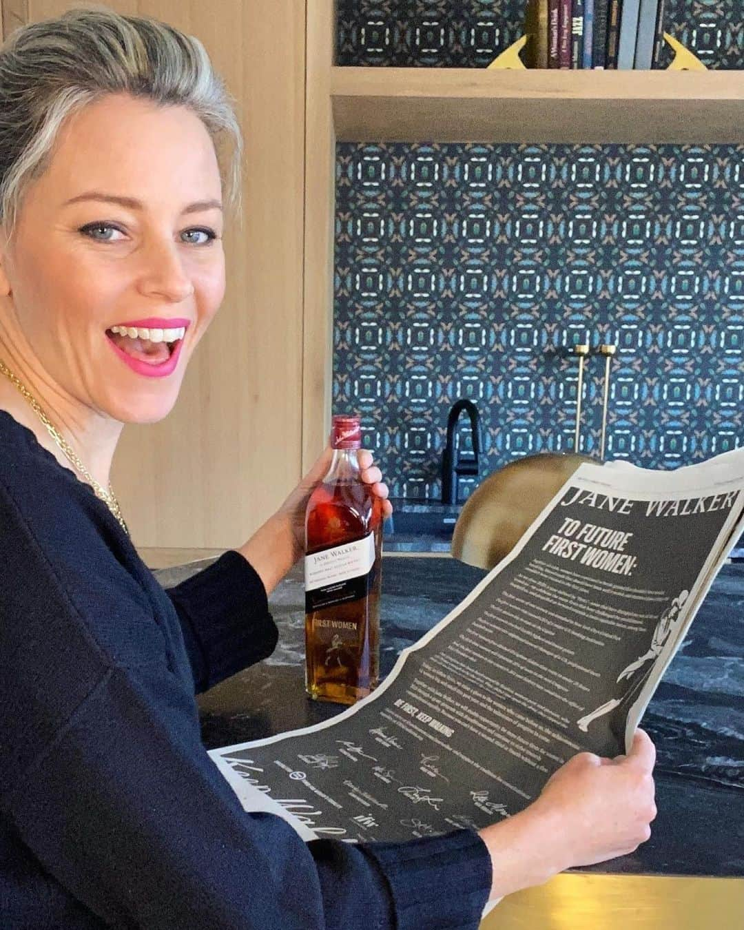 エリザベス・バンクスさんのインスタグラム写真 - (エリザベス・バンクスInstagram)「I am honored to officially partner with @johnniewalkerus for the Jane Walker First Women Campaign! Against the odds, we’ve seen so many firsts for women in 2020 and I am proud to be in the epic company of 10 other First Women who have broken glass ceilings in their fields. Today, we share this open letter that celebrates the achievements of women and together we raise a toast to the many milestones of progress to come 🥃. Check out the link in my bio to learn more about our First Women grants with @ifundwomen. #KEEPWALKING #FIRSTWOMEN」12月11日 9時03分 - elizabethbanks