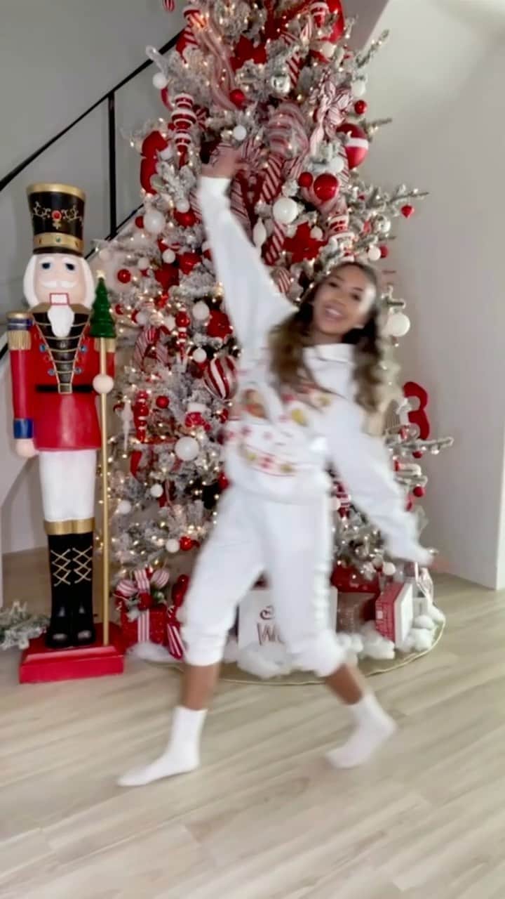 リアン Vのインスタグラム：「Had to try this challenge 😂❤️🎄 Christmas Hoodie : @shoplianev」
