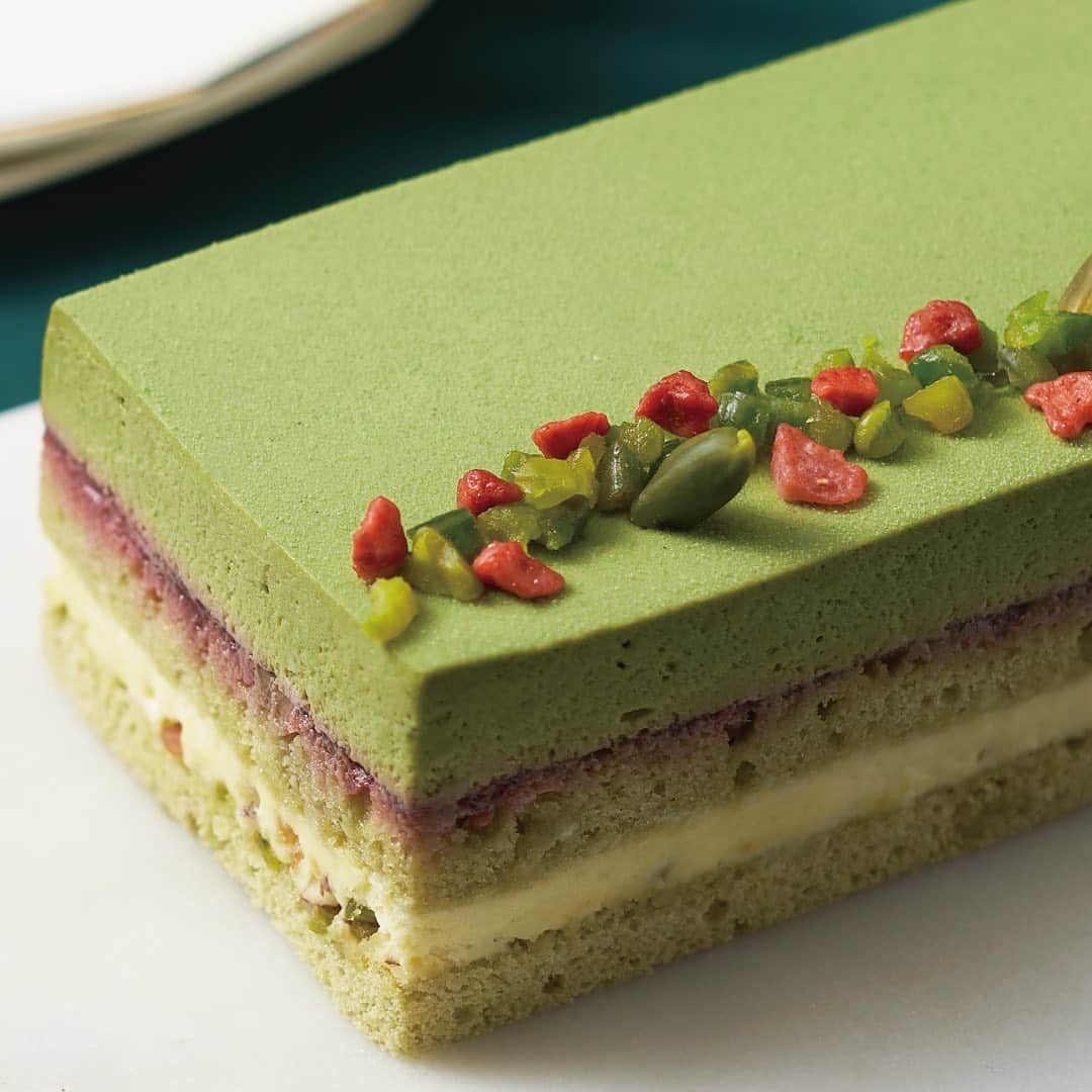 KIHACHI公式Instagramさんのインスタグラム写真 - (KIHACHI公式InstagramInstagram)「. パティスリー キハチの店頭では、12/17（木）までクリスマスケーキのご予約承り中！（一部店舗をのぞく） . ピスタチオグリーンのケーキ「ピスターシュロワ」。 ピスタチオムースとピスタチオの生地の濃厚な味わいと香りを存分に楽しめるよう、ピスタチオとアーモンドが入ったホワイトチョコレートムースを合わせました。甘酸っぱいグリオットチェリーの果肉入りジュレが濃厚な味わいにアクセントをつけています。 . 赤く輝くケーキ「ベリーエタンセル」は、ラズベリーとカシスを加えたベリームースに、ラズベリー、ブルーベリー、ブラックベリー、レッドカラントのジュレを重ね、芳醇な香りのタイベリーのチーズムースとクルミ入りビスキュイを合わせました。華やかで甘酸っぱいベリーの味わいが楽しめます。 . ■クリスマスケーキご予約期間：2020年11月1日（日）～12月17日（木） ■クリスマスケーキお受け渡し期間：2020年12月23日（水）～12月25日（金）. . ※ご予約はパティスリー キハチ各店舗にて承ります。（羽田空港第2ターミナル、東京ギフトパレットのぞく） ※数量限定販売となりますので、売り切れの際はご容赦ください。 ※生ケーキは商品の特性上、お持ち歩きは1時間30分を限度とさせて頂いております。 ※営業日、営業時間は状況により変更になる場合がございますので予めご了承ください。 ※キハチではお客様とスタッフの健康と安全を考慮し、また働くスタッフが安心して働けるよう、新型コロナウィルス感染拡大防止取り組みを実施しております。 詳細はプロフィールのリンク( @kihachi_official )からキハチブランドサイトをご覧ください。 . . #キハチ #パティスリーキハチ #KIHACHI #patisseriekihachi  #クリスマスケーキ #クリスマスショート #クリスマスショートケーキ #ピスターシュロワ #ベリーエタンセル」12月11日 9時13分 - kihachi_official