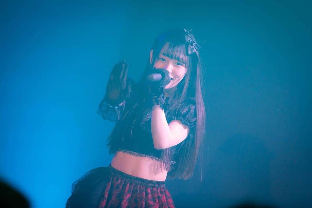 のインスタグラム：「﻿ ﻿ ﻿ ちゃんとアイドルしてんだよ﻿ ﻿ ﻿ ﻿ ﻿ #ライブ #ライブフォト #ライブ写真﻿ #アイドル #アイドル衣装 #アイドルグループ﻿ #黒髪 #黒髪ロング #ぱっつん前髪 #超ロング﻿ ﻿ #livephoto #idol﻿ #vocalist #singer #dancer﻿ #entertainment #liveidol﻿ #Japanese #Japanesegirl #18 #eightteen﻿ #sweet18🎉」