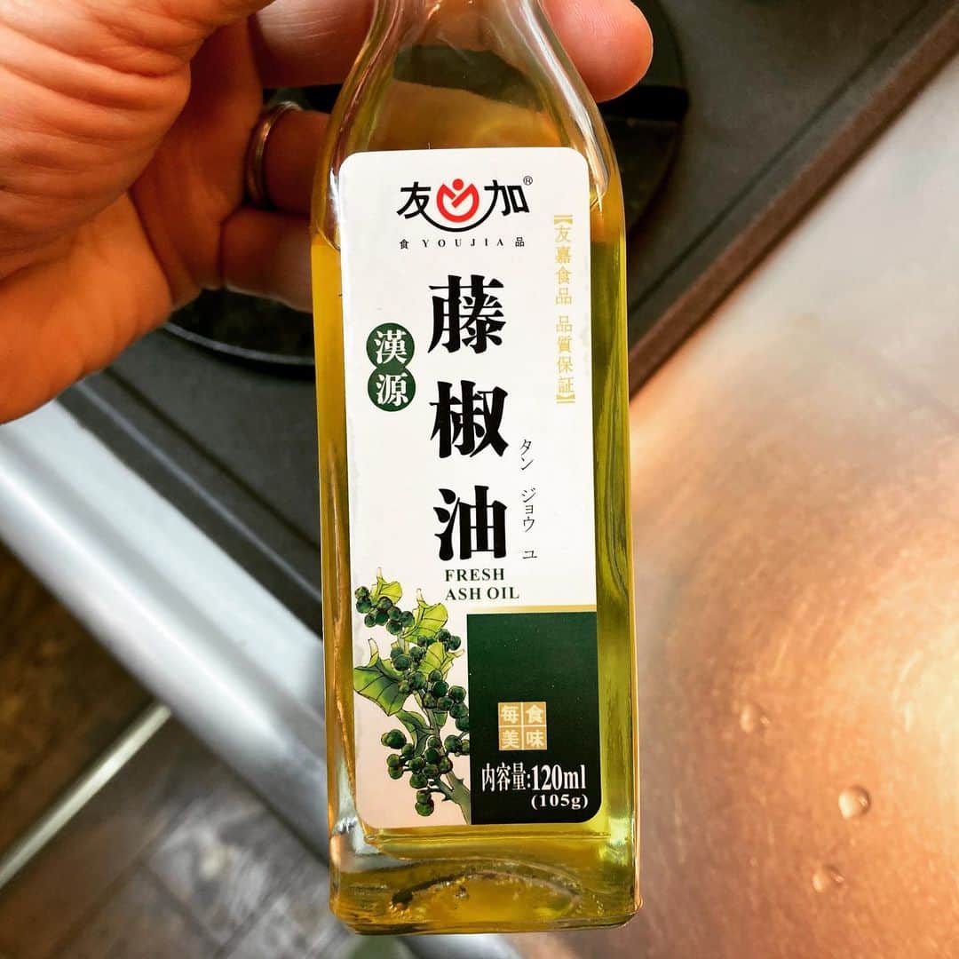のインスタグラム：「少し前にいただいた、これ。山椒油　といえばいいのかな。絶品。普通の野菜炒めに垂らすだけで本格中華に！は言い過ぎかもしれないけど、とにかく美味しい。」