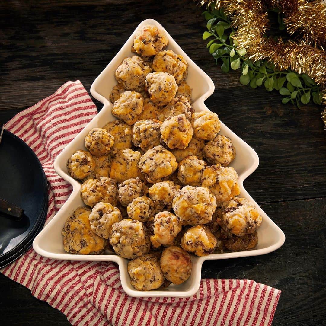 ジョンソンヴィルのインスタグラム：「Jingle bell rock around the holiday buffet with some of our favorite seasonal sausage-y appetizers. Perfect for adding some flair to the table and flavor in the menu. Happy Holidays and happier eating!  #LinkInBio for recipes and products!」