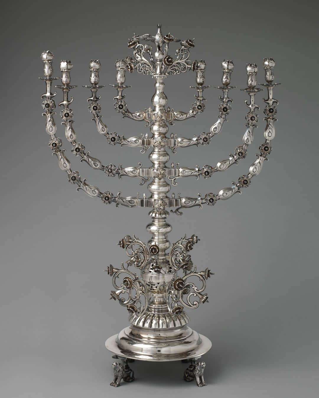 のインスタグラム：「Chag Sameach from all of us at The Met! ✨  This magnificent late 19th-century silver #menorah was made for the Great Synagogue in Lviv, Ukraine. The ceremonial lamp, which is cast, chased, and engraved with elaborate motifs, is one of the largest silver #Hanukkah lamps known.  The eight-branched Hanukkah menorah commemorates an important moment in Jewish history: the triumphant Maccabean revolt against the oppressing Seleucid Empire and the re-consecration of the Jewish Holy Temple in 165 B.C. ⁣⁣ See it on view in Gallery 556 through early January.⁣⁣⁣⁣  🎨 #Hanukkah lamp, 1866–72. Polish, Lviv (Lvov or Lemberg). Silver: cast, chased, and engraved. On loan from The Moldovan Family Collection.」