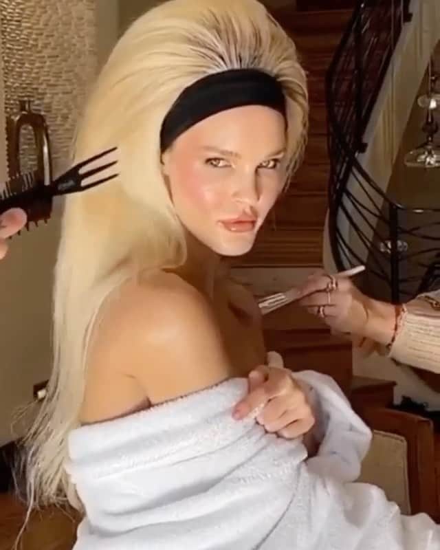 Joy Corriganのインスタグラム：「Who did it better? I think @thelukecook slayed it!! 😂🤣😂🤣😂 #dreamteam @grahamnation @jennanicoleofficial」