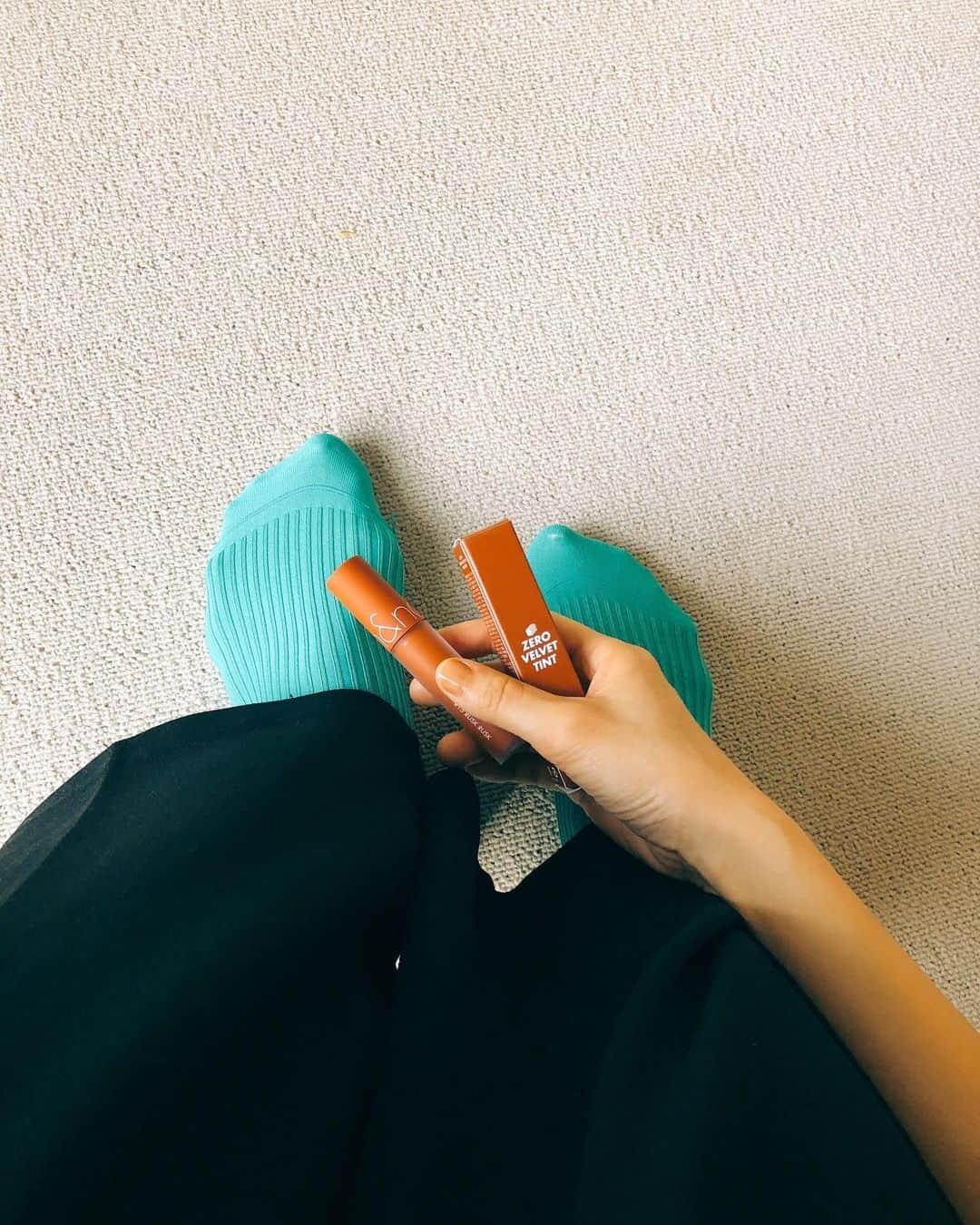 YeYeのインスタグラム：「I tried using "tint" lip which can maintain the colour of your lips and it's surely superb product! I was ok without lips in 20's but no more in 30's..  These socks were gifts from my lovely friend it's nearly dead though I still love them🧦 ---------- 初めてティントというものを使ってみたけどたしかにこれはすごい 20代のうちはリップなしでいけたのに途端に色がないとすごいやつれ顔になってきたので落ちにくいのはとてもいい Rom&nd / 15 RUSK RUSK（名前もかわいい） #romand #zerovelvettint   靴下はマネージャーまなちやんがくれたお気に入りやぶけぎみやし裏表逆やった」