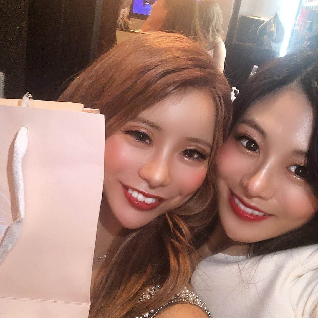 のインスタグラム：「REALバースデーの今日  無事 ２８歳になりました🎁  すずむマネージャーが 誕生日 プレゼントくれたよ🎁✨  はしゃいでしまった🥰  尊敬する すずむマネージャー✨  ありがとう ございます🧸❤️  #女子力高いのすずむさん #見習わなきゃいけないし #優しさと気遣いもできるし ＃超努力家の凄腕ダンサー #ダンサー中のキレの良さと #日常の柔らかさには #ギャップ萌えである #きゅんです💗」