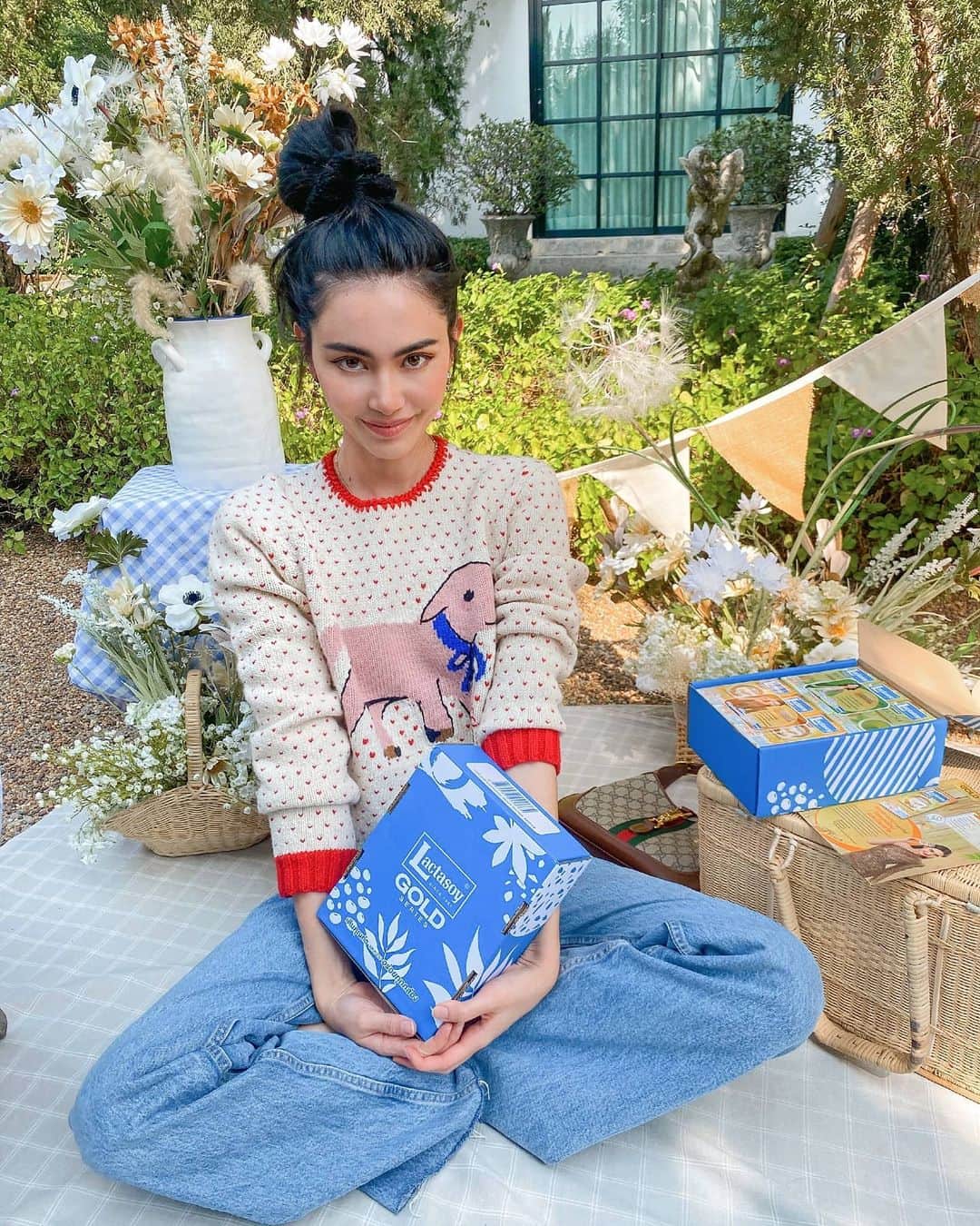 マイ・ダーウィカーのインスタグラム：「🌈 ส่งท้ายปีแบบน่ารัก สดใสไปกับดาวิและ Lactasoy Gold Series กันค่า 🌈 ด้วย Gift Set Lactasoy Colorful Bag กระเป๋าสีสัน สดใส พร้อมนมถั่วเหลือง  เหมาะที่จะมอบเป็นของขวัญช่วงปีใหม่นี้ ส่งต่อสุขภาพดี ให้ทุกคนจาก แลคตาซอย สั่งซื้อได้เลยที่ Line @lactasoyclub   ปีใหม่นี้ สุขภาพดี แฮปปี้ไปพร้อมๆกับดาวินะคะ 💙 #lactasoy #lactasoynewyearset #แลคตาซอย」