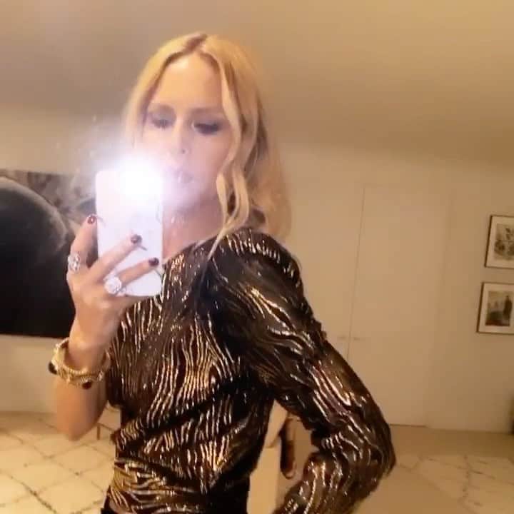 レイチェル・ゾーのインスタグラム：「Gold metallic ✨and black velvet giving me all the #holiday #glamour feels tonight..#athome XoRZ」