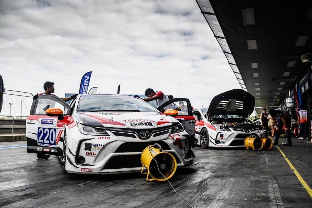 Toyota team thailandさんのインスタグラム写真 - (Toyota team thailandInstagram)「เตรียมตัวเชียร์กันกับแมทช์ส่งท้ายปีอย่าง 12h. Super Endurance 2020 ในวันที่ 10-12 ธันวาคมนี้ Class: D2 🚗Car No.219 - Corolla Altis GR Sport Nürburgring  Drivers: สุทธิพงศ์ สมิตชาติ (อาร์โต้) // ณัฐวุฒิ เจริญสุขะวัฒนะ (วัว) // มานัต กุละปาลานนท์ (ต้น) 🚗Car No.220 - Corolla Altis GR Sport Nürburgring  Drivers: ณัฐพงษ์  ห่อทองคำ (แมน) // เฉิน เจี้ยน หงษ์ // กรัณฑ์ ศุภพงษ์ (จั้ม) 🚗Car No.221 - Toyota 86 Drivers: อัครพงษ์ อัคนีนิโรธ (X) // กฤษฏิ์ วสุรัตน์ (กล้า) // เคนทาโร่ ซึจิโทริ พร้อมด้วยนักแข่งจากรายการ TOYOTA Gazoo Racing Motorsport Class: D3  🚗Car No.317 - Toyota Corolla Altis GR (OMR) Drivers: ชิบะ เคนทาโร่ // สรุศักดิ์ ดาเก็ง (บัส) // เพียว หงษ์ปาน (เพียว) // สัณหวัช วงศ์เจริญ (โฟล์คกี้) Class: D4 🚗Car No.419 - Vios (OMR) Drivers: ภูริต ไทยทองสุข (ภู) // ภวิศ วรรณพิรุณ (ริว) #อยากเห็นคนไทยหัวใจมอเตอร์สปอร์ต #TeamWork #ThaiTeam #TOYOTAGazooRacingteamThailand #CheerThai #ThaiPride #ไม่เชียร์ไทยแล้วจะเชียร์ใคร #แข่งรถ #นักแข่ง #ทีมคนไทย #Car #RaceCar #LexusRCF #TOYOTA86 #SuperCar #CHR #Supra #Corolla #Vios #GR #TGR #GazooRacing」12月11日 9時27分 - toyotagazooracingteamthailand
