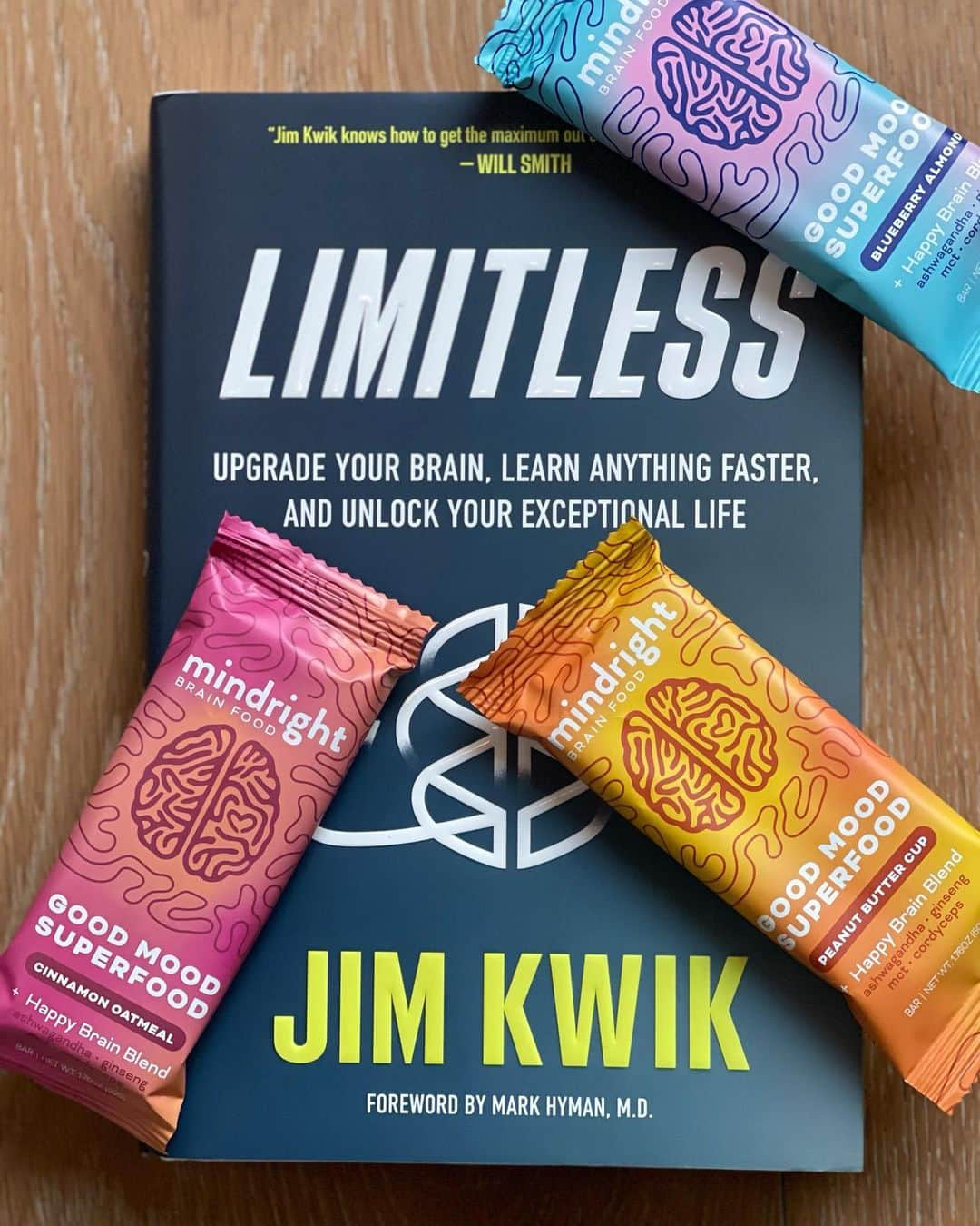 ロブ・ディアデックのインスタグラム：「If you @get_mindright before you read Limitless by @jimkwik, you will basically turn into a super hero! This book lays out how much infinite potential you have when you know how to use your brain. Thank you Jim for this amazing book and the kind words to both @bryianadyrdek and I.」
