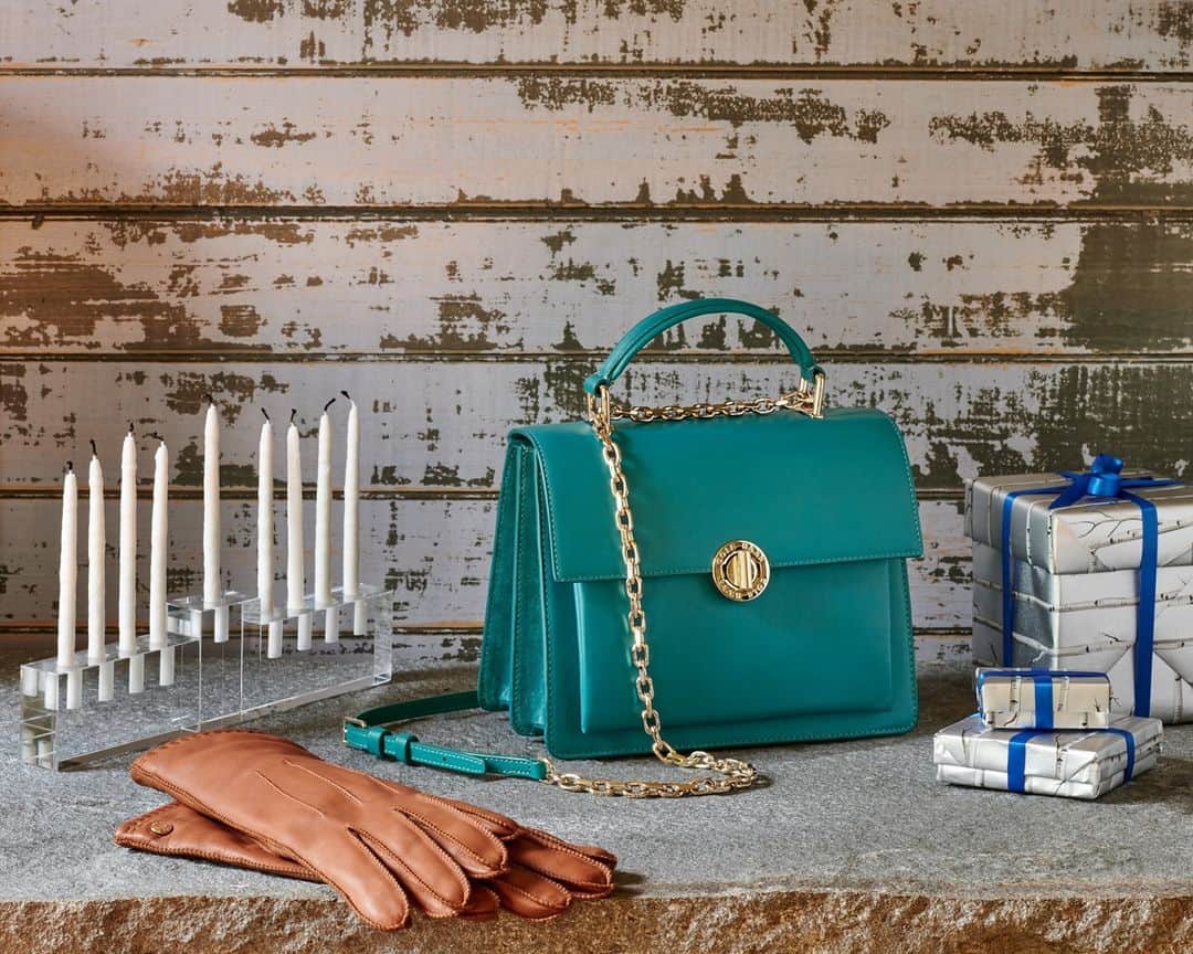 Cole Haanのインスタグラム：「Eight nights of gift giving begin tonight. Let us help with ideas for her, like these perfectly paired accessories.」
