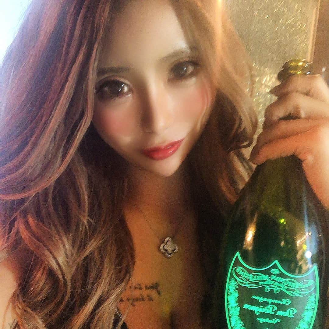 のインスタグラム：「@million_leisure_holdings  Instagram企画 12月度は シャンパンファイト✨✨🍾  ドンペリニョン  ごちそうさまでした🥰  いいね数ランキング参加中 だから @million_leisure_holdings の この記事にいいねお願いします💗🥺  #ミリオンレジャーホールディングス  #プリティウーマン ＃錦3丁目 #キャバ嬢 #シャンパンファイト」
