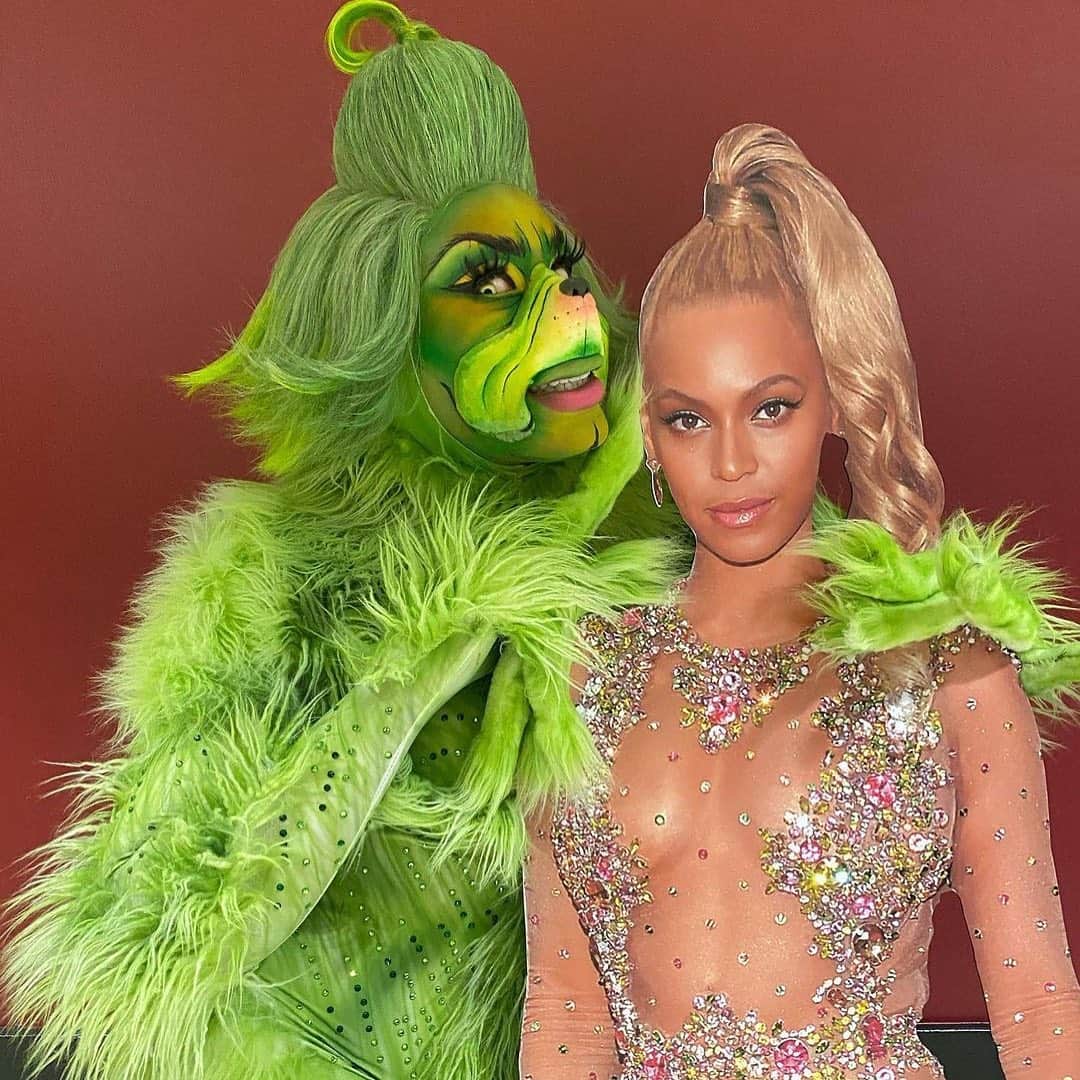 Dazed Magazineさんのインスタグラム写真 - (Dazed MagazineInstagram)「Me and my mates this Xmas.✨👀  How are you getting into the lockdown holiday spirit? 🙃🎄  📷 🔄 @sheacoulee (dressed as the Grinch)   #OutOfContextDrag」12月11日 9時39分 - dazed