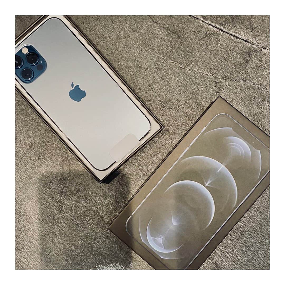 柏木作夢さんのインスタグラム写真 - (柏木作夢Instagram)「12、届きました📭 @apple @softbank_official  思っていたより小さい｡ 写真、LINEのやりとり、連絡先など 失敗せずに(データ消えたりしないように)機種変更する方法、教えてください。 毎回、写真とLINEのやりとりが消えてしまいます。 トラウマです。 ・・・ #iPhone#iPhone12#Apple#機種変更#最新モデル#5G」12月11日 9時33分 - samukashiwagi