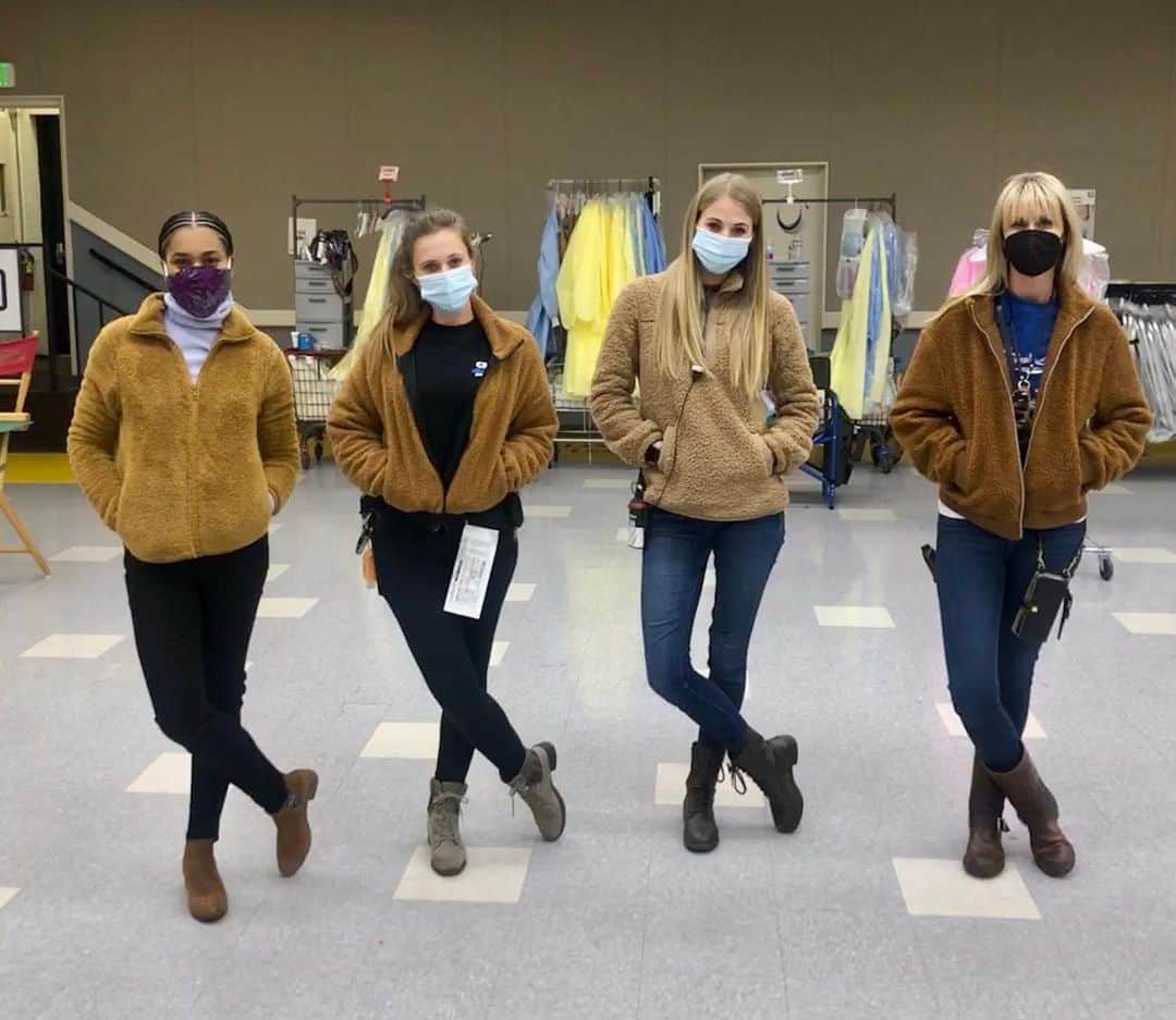 Kelly McCrearyのインスタグラム：「#CrewCall with some of our @greysabc team, @samanthac.jpg @melissajfox and @laurenkress 💜. Yes, it’s teddy bear jacket, skinnies and boots day— You didn’t get the memo?」