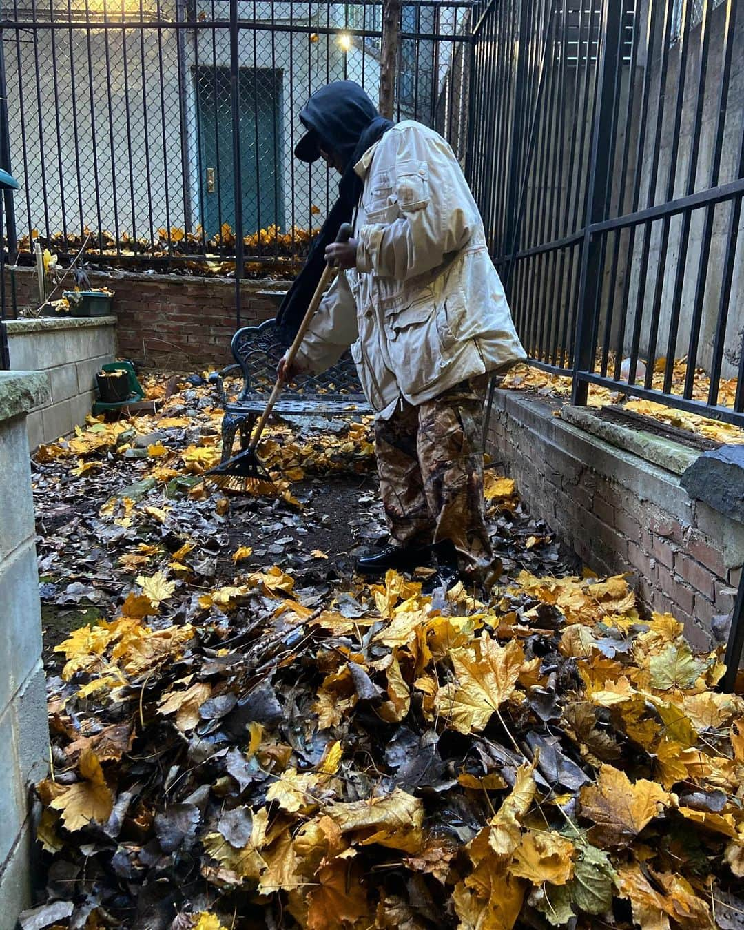 JONTE’さんのインスタグラム写真 - (JONTE’Instagram)「Have to help grandma with them leaves.  5 minutes in and I had to grab a seat😂」12月11日 9時34分 - hellojonte