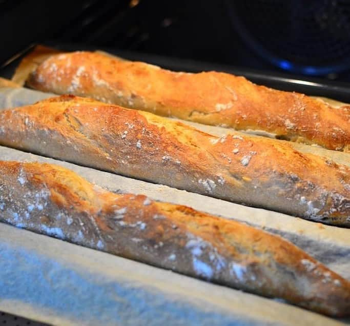 Rie's Healthy Bento from Osloのインスタグラム：「Sourdough baguettes in the oven 🥖🥖#sourdough #surdeig #自家酵母　#パン #パン作り　#baking #bread #baguette #homebaking #homebaked」