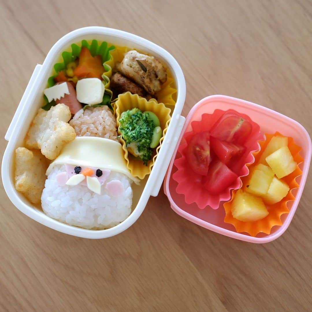 Keikooooooのインスタグラム：「#娘弁当  今日は園のウィンターパーティー。 寝坊したにも関わらず、思い立って、 サンタさんのお弁当をつくってみた🍱  ✔︎サンタさんおにぎり ✔︎星の人参グラッセ ✔︎ハンバーグ ✔︎ホタテのバター醤油 ✔︎バターコーン ✔︎星のポテト（冷凍） ✔︎ブロッコリー、枝豆（下にマヨネーズ ✔︎靴下（ウインナーを斜め切り） ✔︎パイナップル🍍トマト🍅  サンタさんの帽子は、玉ねぎと塩コショウ、ケチャップで味付け。サンタさんの顔の中にはおかか。 今度はもっと時間があるときに、作ってみよー笑‼︎  お陰で、ボサボサの髪にすっぴんでの送迎が恥ずかしすぎた。皆んなで写真とか撮る日だから、ゆっくりパパママさんとの絡みあり。笑。  #娘弁当 #キャラ弁#クリスマス#ウィンターパーティ #サンタさん弁当」