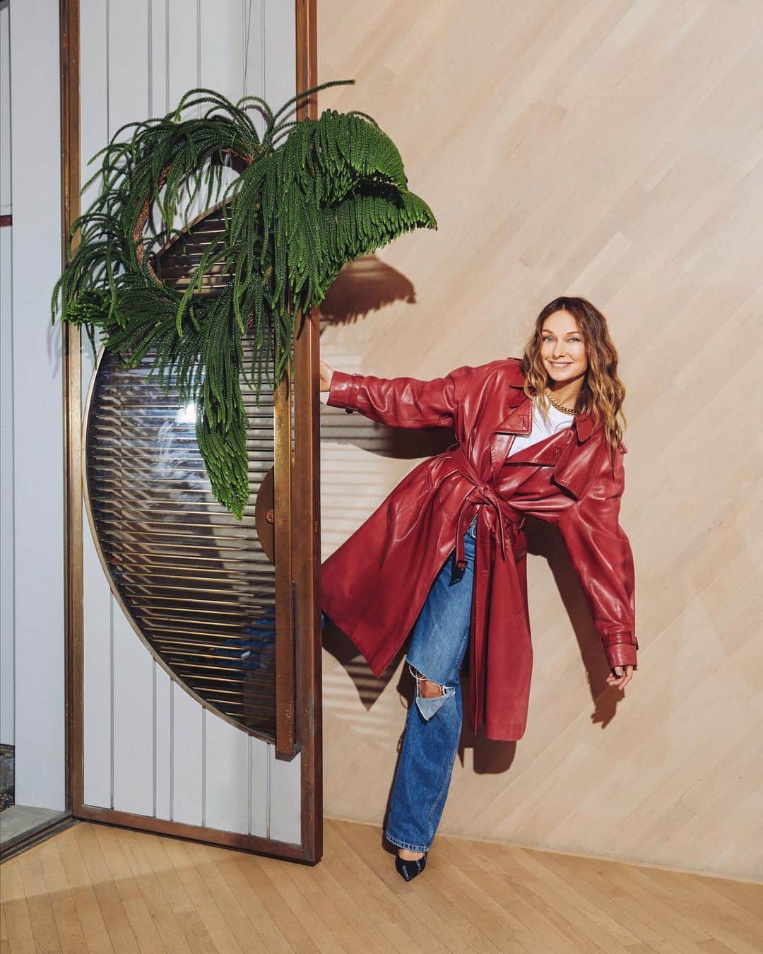 ケリーウェアスラーのインスタグラム：「FESTIVE FLORA. In our family, we don’t just celebrate one holiday at this time of year. So I always aim to create decor that’s appropriate for Christmas, Hanukkah, and any other Yuletide festivity – and that doesn’t look out of place in a warmer climate, like here in California.  This year, I worked with the amazing Sophia @isaisafloral on a sculptural wreath that defies typical holiday tropes, but still feels fitting for the season. Combining Araucaria pine branches with dry palm, we formed a circular base that erupts into vivid green fronds. Araucaria has needles reminiscent of a traditional fir or pine tree, but drapes beautifully into unusual shapes that give the piece a more tropical twist. Cheers to a healthy holiday season! XK」