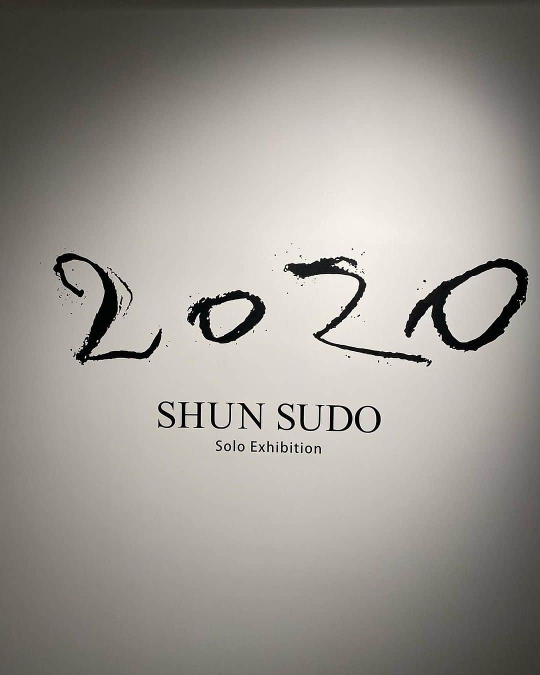 小林久晃さんのインスタグラム写真 - (小林久晃Instagram)「六本木の @anb_tokyo で開催している @shun_sudo さんの個展「2020 SHUN SUDO Solo Exhibition」。﻿ それぞれの作品の中にあるストーリー、特別な一年となった2020年をSHUNさんのアートから振り返ることもできました。何が普通で何が特別かなんてわからない、物事には必ず表と裏の顔があって、その裏の部分にもっと一人一人が向き合うべき時なのかなと。﻿ 素晴らしいアートに触れる事ができて幸せな時間でした。SHUNさんありがとうごいました。﻿ #shunsudo﻿ #soloexhibition﻿ #kobebeanbryant  #anbtokyo﻿ #また行きたいな﻿ #thanks﻿ #friends﻿ ﻿」12月11日 20時35分 - teruteru620
