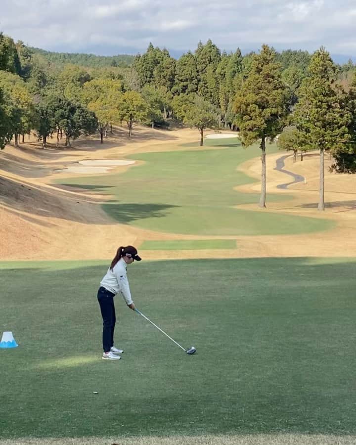 のインスタグラム：「ドライバー🧚🏻‍♀️  .  #golf #golfstagram #golfswing #golflife #golfgirl #golfwear #jackbunny #no1grip #ayproject #newbalance #ゴルフ #ゴルフ女子 #ゴルフスイング #ゴルフウェア #ゴルフウェア #ゴルフコーデ #ゴルフスイング動画 #ゴルフ好き #ジャックバニー #ニューバランス」