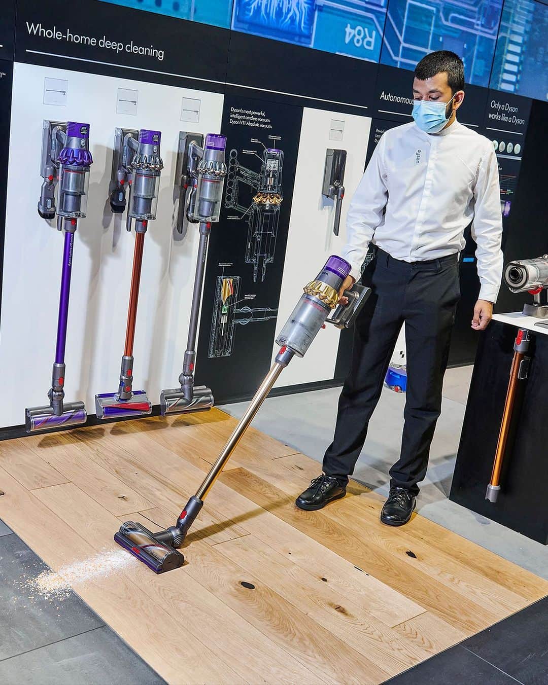 Dysonさんのインスタグラム写真 - (DysonInstagram)「Give Dyson technology, tailored for them, by you. At our Dyson Demo Stores you can choose from a range of customisation options, with Dyson Experts on hand to advise and gift wrap your chosen machines. #dyson #dysonhome #dysondemo #dysondemostore #shopping #techstore #techshop #store #shop」12月11日 20時27分 - dyson
