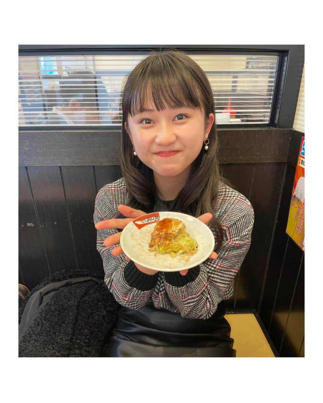 川瀬あやめ（ukka）さんのインスタグラム写真 - (川瀬あやめ（ukka）Instagram)「・﻿ 少し前の話になりますが﻿ 2人で大阪旅行に行ってきました！！！﻿ 結構前から計画していたので行けてよかった😌﻿ マスク 消毒 など対策をしっかりしました🙋🏻‍♀️﻿ (写真の時は外しちゃってます🙇🏻‍♀️)﻿ ﻿ 1日目はカフェへ行ったり﻿ お好み焼きを食べたりしました。﻿ 色違いのお洋服です✌🏻﻿ ﻿ 今日から少しずつ写真投稿していくよ！﻿ ﻿ #大阪旅行#大阪観光#感染症対策#カフェ#お好み焼き#思い出作り#川瀬あやめ#桜井美里#ukka」12月11日 20時30分 - ayame_kawase