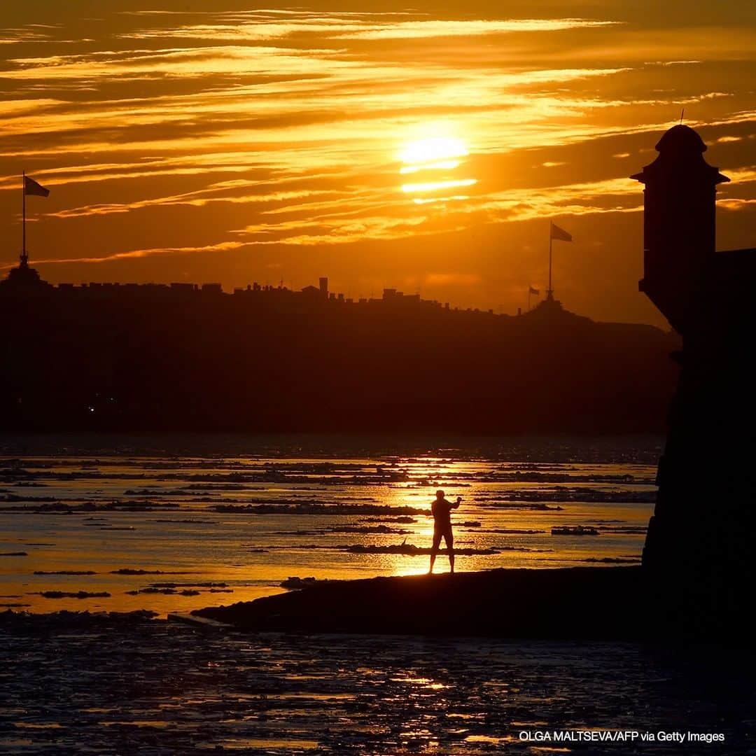 ABC Newsさんのインスタグラム写真 - (ABC NewsInstagram)「A winter swimming enthusiast is seen after taking a swim in the partially frozen Neva river at sunset in central Saint Petersburg, Russia on December 10, 2020. #russia #sunset #swimming」12月11日 20時30分 - abcnews