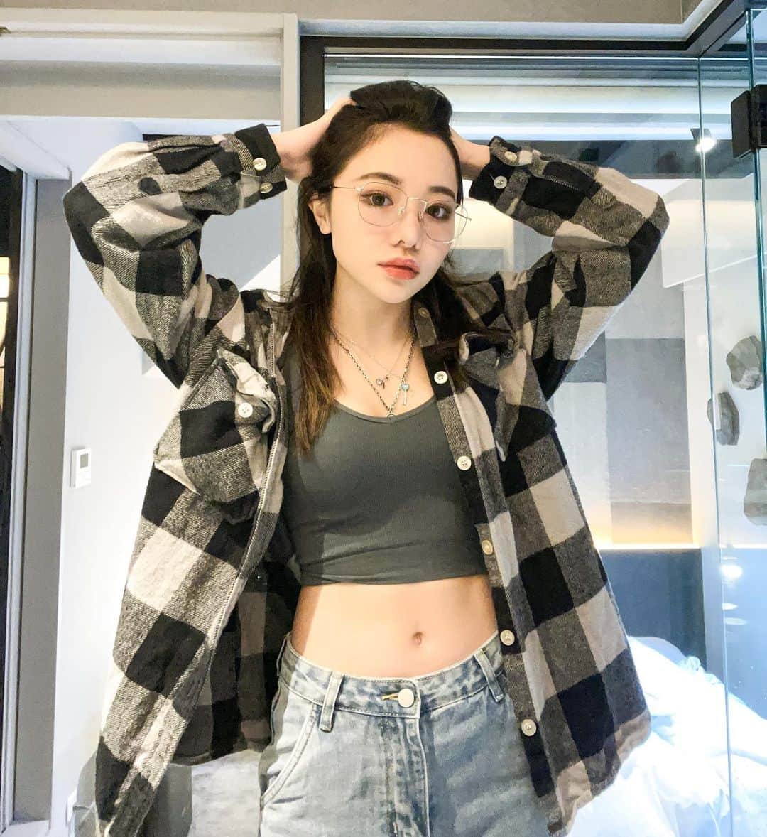 藤子さきのインスタグラム：「メガネありなし？ あと作った販売前のリップつけてみた🥰 #ootd #hairstyle #lip」