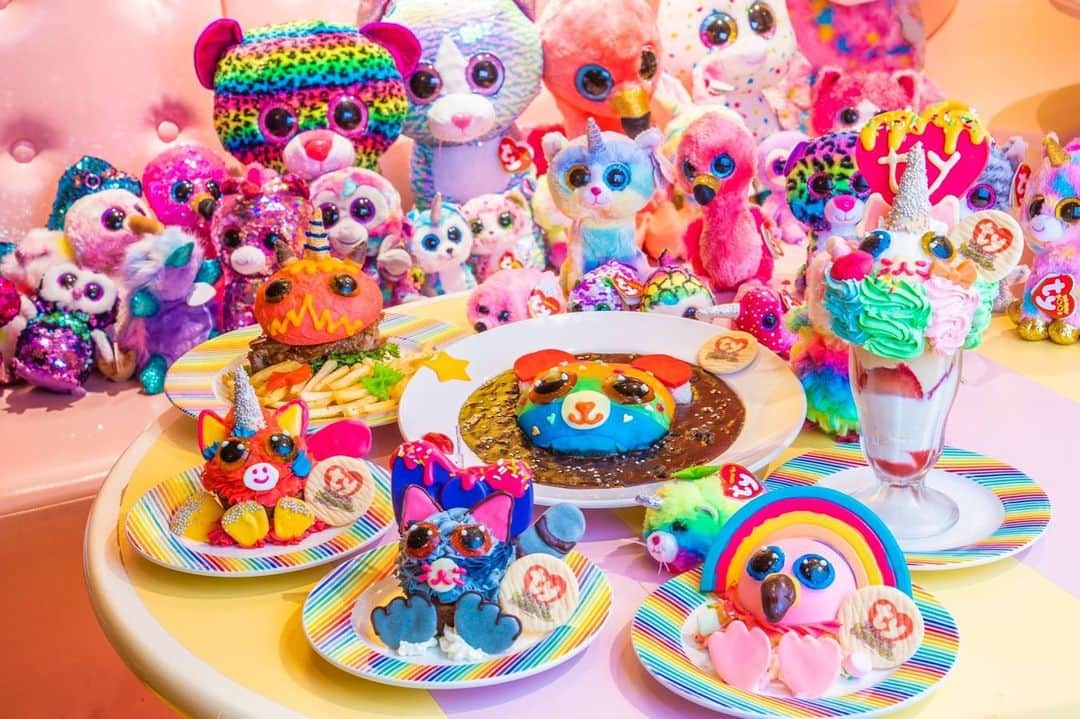 KAWAII MONSTER CAFEのインスタグラム：「🌟  🌈「Ty」×「KAWAIIMONSTERCAFE」🌈  世界中で愛されるぬいぐるみブランド「Ty」がKAWAIIMONSTERCAFEにやってきます🍄  期間中はインパクト抜群のコラボメニューはもちろん、人気エリア「Sweets Go-round」も「Tyギフトステージ」となって登場します🌈🌈🌈  「Mel-Tea-Room」にフォトスポット「My Ty Room」も登場💛💙💜🧡❤️💚  気に入ったぬいぐるみは店内のグッズショップでご購入もいただけます！  年末年始、お正月は是非KAWAIIMONSTERCAFEでコラボフェアをお楽しみください！🌟  🌈コラボ期間🌈 2020/12/18〜2021/01/17   #kawaiimonstercafe #monstercafe #カワイイモンスターカフェ  #destination #tokyo #harajuku #shinuya #art #artrestaurant #colorful #color #pink #cafe #travel #trip #traveljapan #triptojapan #japan #colorfulfood #rainbow #rainbowcake #rainbowpasta #strawberry #pancakes #takeshitastreet #harajukustreet #harajukugirl #tokyotravel #onlyinjapan」