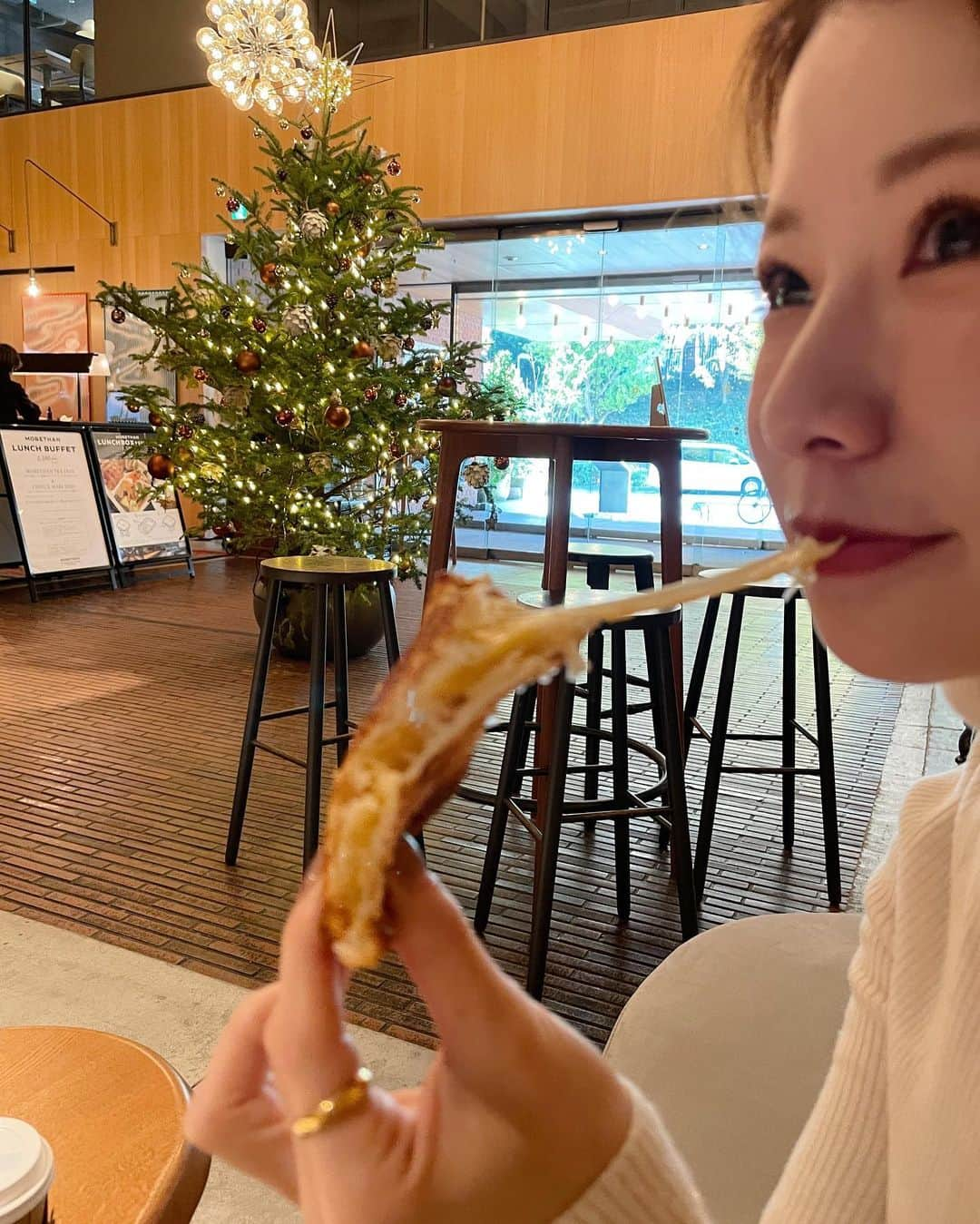 工藤はるかさんのインスタグラム写真 - (工藤はるかInstagram)「久々朝活🍞🚲  このパン美味しすぎて もう1セット食べられそうだった🧀 止めてくれた友人に感謝🥲🙏🏻  寝起きで髪の毛ぼさぼさなのは 見逃してください🥲🙏🏻」12月11日 20時33分 - har_326