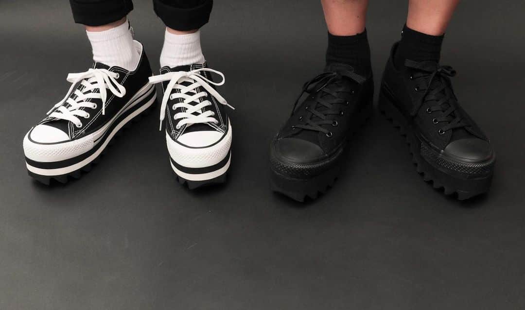のインスタグラム：「TEARS OF SWAN-SHARK SOLE PLATFORM SNEAKERSになります!! 西武池袋店頭、official webshopにてオーダー受付中ですので宜しくお願い致します😊👟🏬💻  http://tears-of-swan.shop-pro.jp/?pid=154827746 (2021年1月上旬発送開始) ※プロフィール下のURLからofficial websiteがご覧頂けます  @tears_of_swan  #tearsofswan #platformsneakers  #sharksole #厚底スニーカー  #スニーカー」
