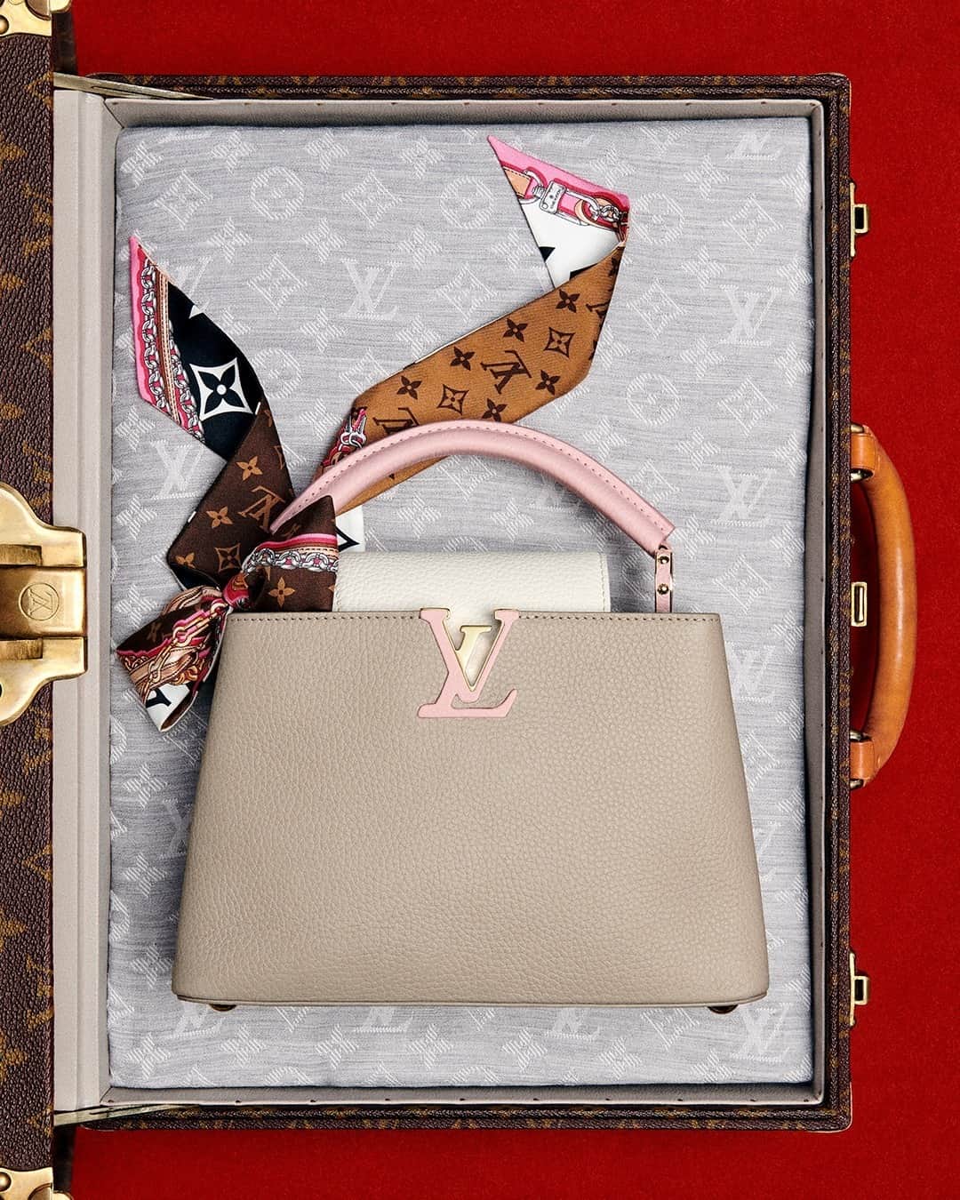 ルイ・ヴィトンさんのインスタグラム写真 - (ルイ・ヴィトンInstagram)「Delicate femininity. #LouisVuitton’s iconic Capucines bag comes in a rich palette of colors, materials, and details. Find more #LVGifts inspiration via link in bio.」12月11日 19時00分 - louisvuitton