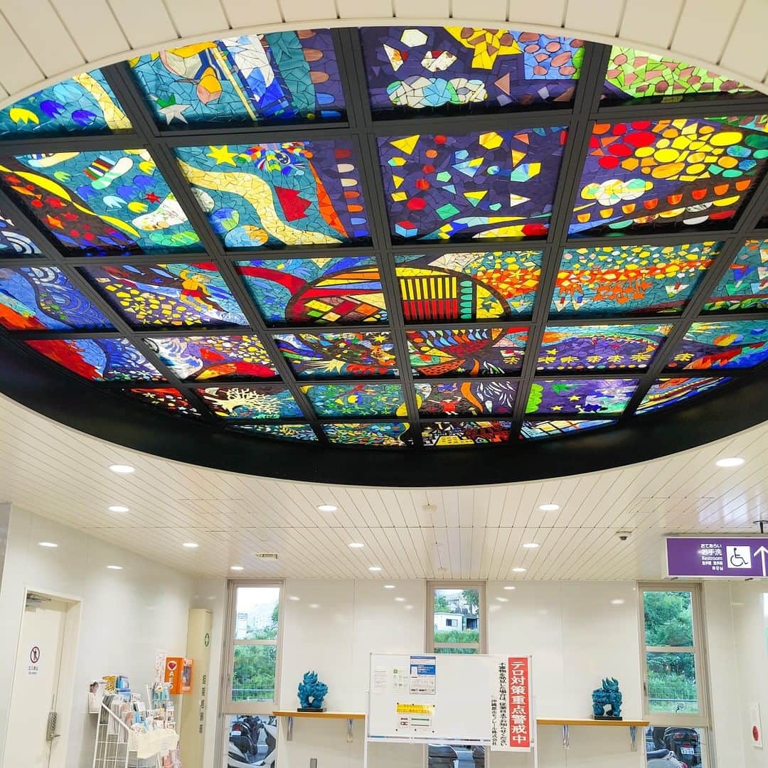 Be.okinawaのインスタグラム：「Urasoe City is known as the "City of Tedako” (children of the sun). Tedako-Uranishi Station, which opened in October 2019, features beautiful art glass with the motif of the sun, nature, and people.  📍: Tedako Uranishi Station, Urasoe City  A large commercial facility is scheduled to open near the station in the spring of 2022. It’ll be a hot place to visit in the future!  https://www.yui-rail.co.jp/en/  Hold on a little bit longer until the day we can welcome you! Experience the charm of Okinawa at home for now! #okinawaathome #staysafe  Tag your own photos from your past memories in Okinawa with #visitokinawa / #beokinawa to give us permission to repost!  #urasoecity #tedakouranishi #浦添市 #てだこ浦西駅 #우라소에시 #데다코우라니시 #yuirail #publicart #japan #travelgram #instatravel #okinawa #doyoutravel #japan_of_insta #passportready #japantrip #traveldestination #okinawajapan #okinawatrip #沖縄 #沖繩 #오키나와 #旅行 #여행 #打卡 #여행스타그램」