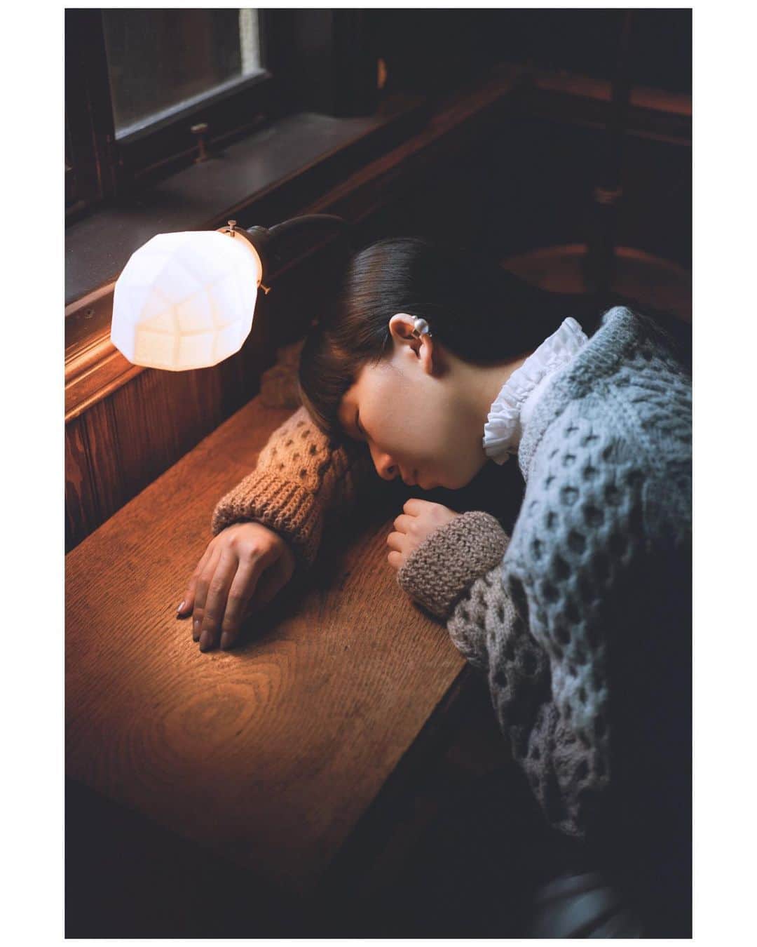 青葉市子のインスタグラム：「﻿ ﻿ YUKI FUJISAWA 2020 winter﻿ @yuki__fujisawa  [Memory Pressed Tin Plate]◽️⬜️﻿ [Angel-shaped Baroque Pearl Ear Cuffs] °🦪﻿ [Sweater in the memory 2020]🧶🪡﻿  ﻿ model:Ichiko Aoba﻿ Photo:Kodai Kobayashi @tengoyola  Hair&make-up:Asumi Washizuka @wasico   ﻿  ﻿ 【POP UP SHOP】﻿  ﻿ ▪︎原宿BEAMS @vermeeristbeams  12/10(木)-﻿ 12:00-20:00﻿ 東京都渋谷区神宮前3-25-15 B1階 インターナショナルギャラリー ビームス内﻿ ☎︎03-5771-5745﻿  ﻿ ▪︎阪急うめだ3階 コトコトステージ31﻿ 12/16(水)-22(火)﻿ 10:00-20:00﻿ 大阪府大阪市北区角田町8−7﻿ ☎︎06-6361-1381﻿  ﻿ ▪︎渋谷PARCO4階 @meets_by_nadiff ﻿ 12/18(金)-﻿ 11:00-21:00﻿ 東京都渋谷区恵比寿1丁目18−4　渋谷PARCO 4F﻿ ☎︎03-6416-1756﻿  ﻿ 【ONLINE STORE】﻿ YUKI FUJISAWA公式ストア﻿ @yuki__fujisawa」
