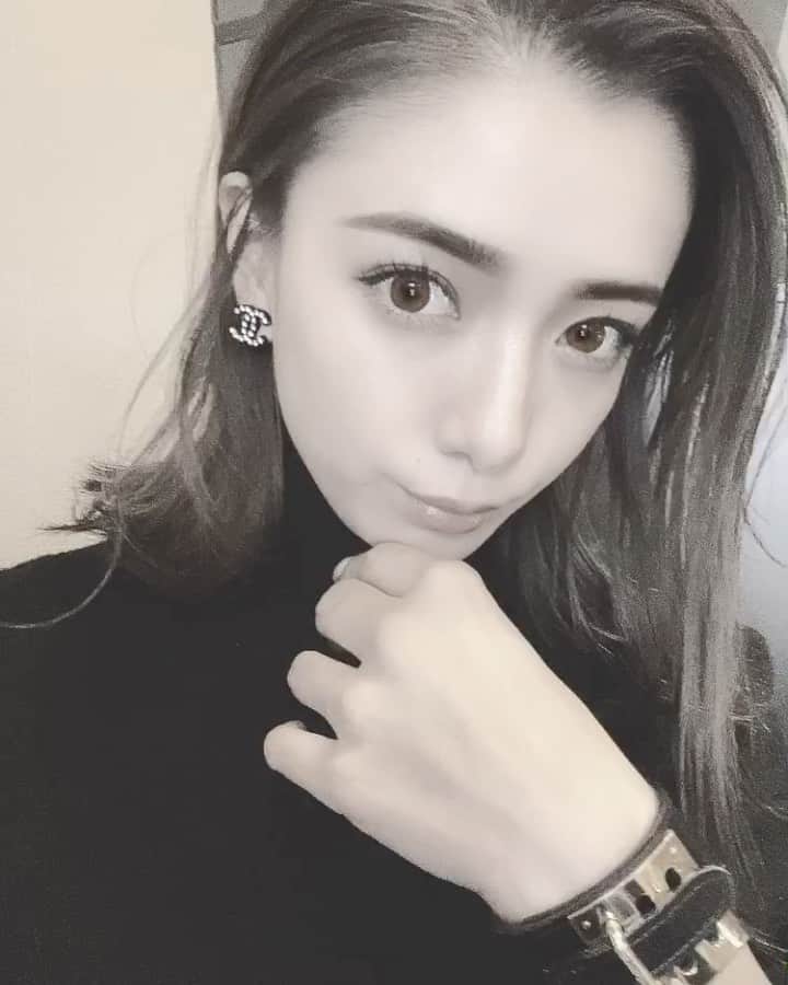 谷口紗耶香のインスタグラム：「今週１３日(日)にLIVEしようと思ってます🤍🤎 子供達ももちろん居るのでわちゃわちゃだと思いますが、いつもたくさん質問頂く愛用してるものなどなど、紹介しようと思ってるよー👌🏼 私はmamaのフォロワーさんが多いかな？って思うのですが何時ごろがいいとか皆んなありますか？？✨ よかったら教えてくださーい✌🏼」